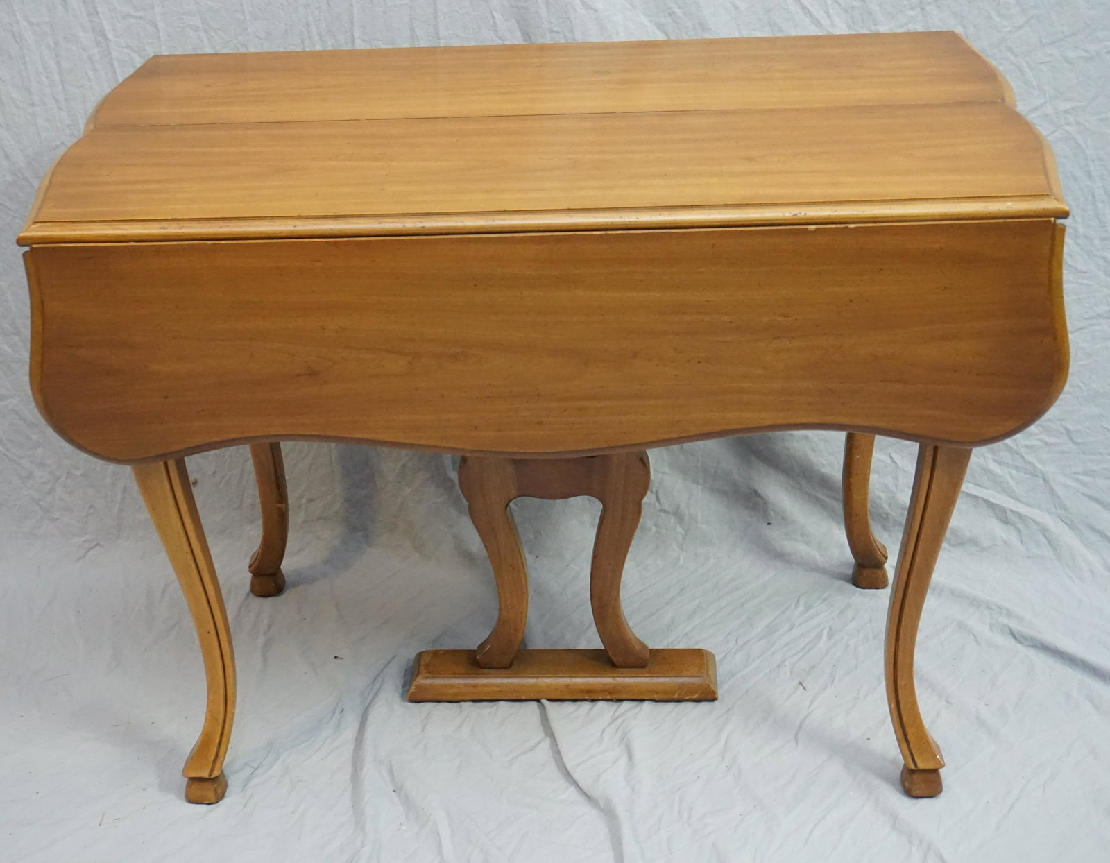 VINTAGE DROP LEAF TABLE (1 of 8)