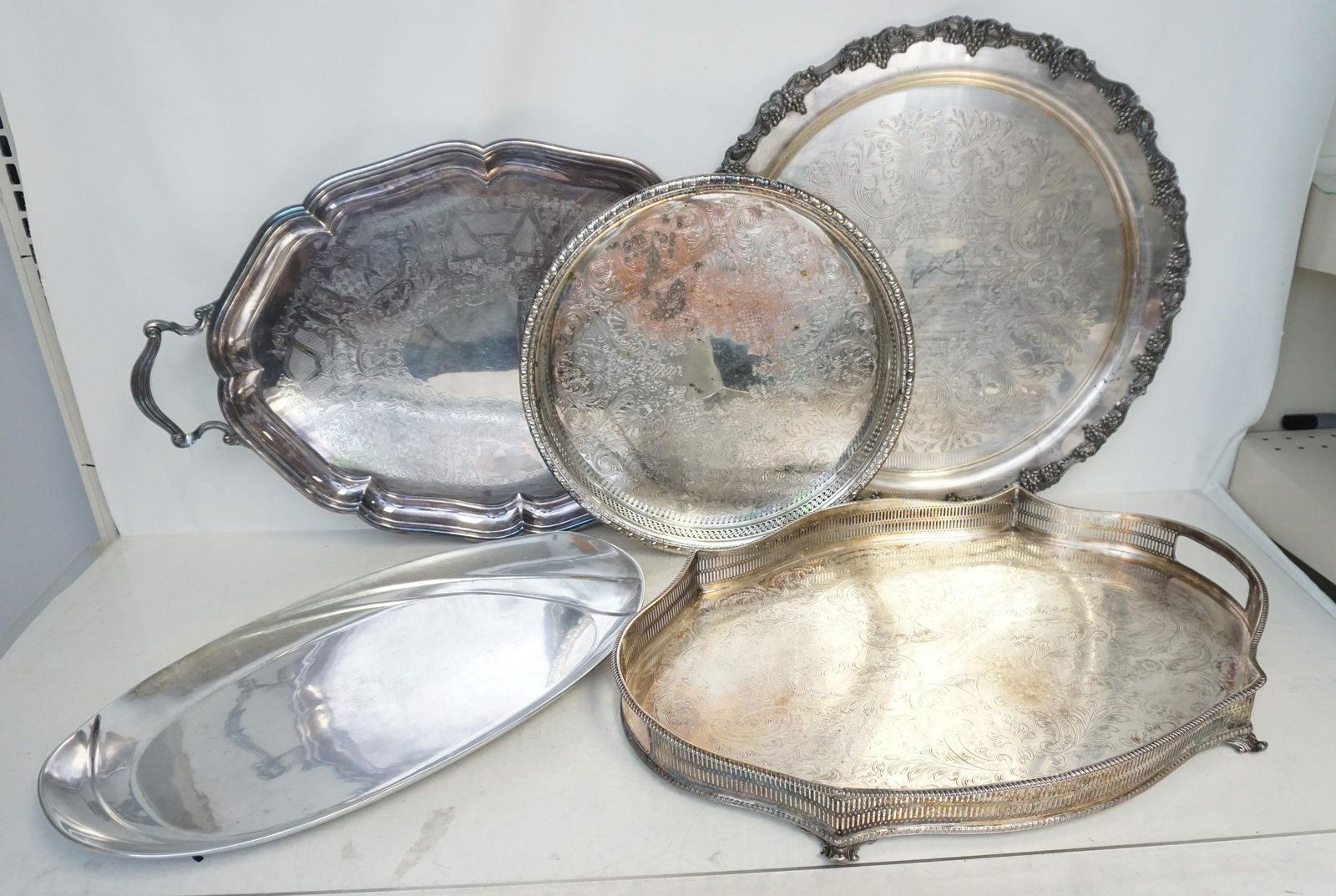 5 VINTAGE SILVERPLATE TRAYS (1 of 12)