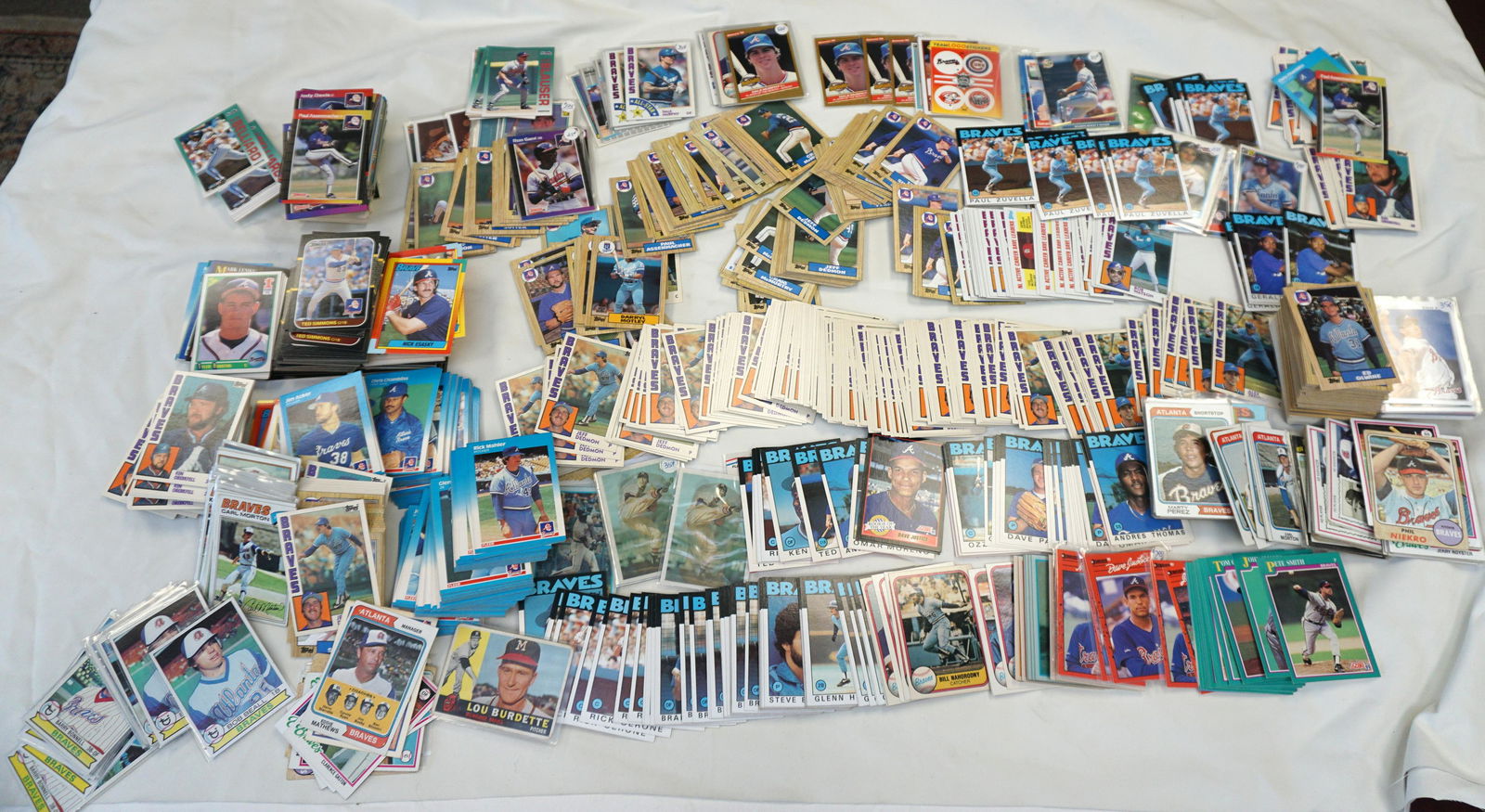 LARGE BOX LOT BASEBALL CARDS (1 of 7)