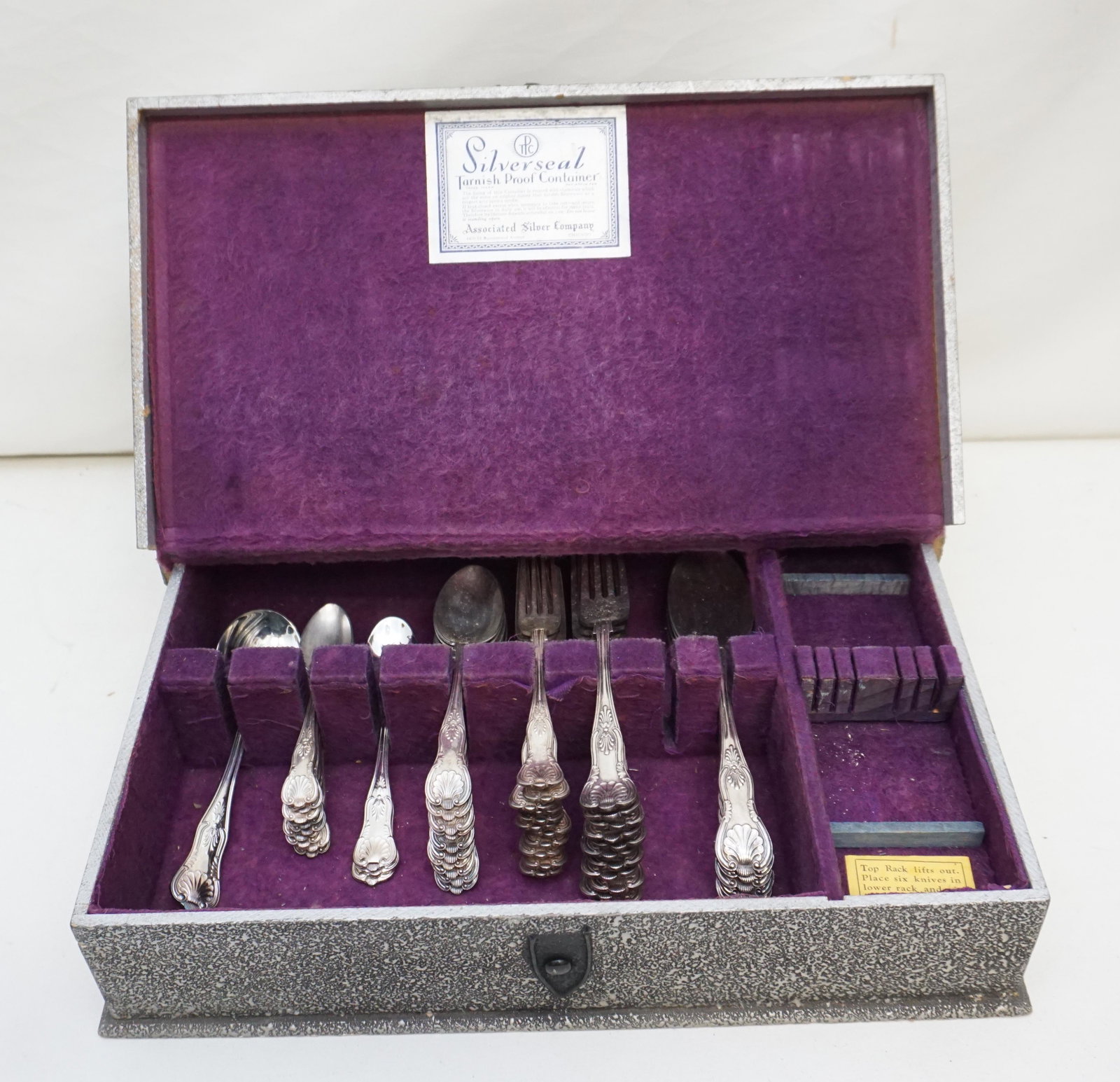 50 PC KINGS PATTERN SP FLATWARE W CHEST: 50 Piece of Kings Pattern Silverplated flatware. International Silver and Gibson & Co. 5 Tablespoons, 11 Dinner Forks, 11 Luncheon Forks, 10 Oval Soup Spoons, 12 Teaspoons, 1 Cream Soup Spoon. In Vint