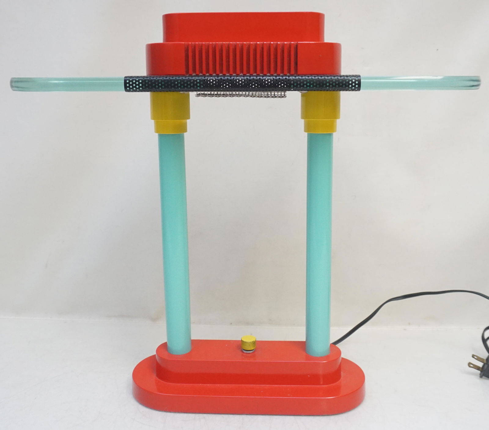 ROBERT SONNEMAN MEMPHIS HALOGEN LAMP: Robert Sonneman Memphis Style Table Lamp designed for George Kovacs. Vintage mid 1980s Postmodern Halogen Bankers Lamp. Working. Designed after Ettore Sottsass and his Memphis Group, in the early eigh