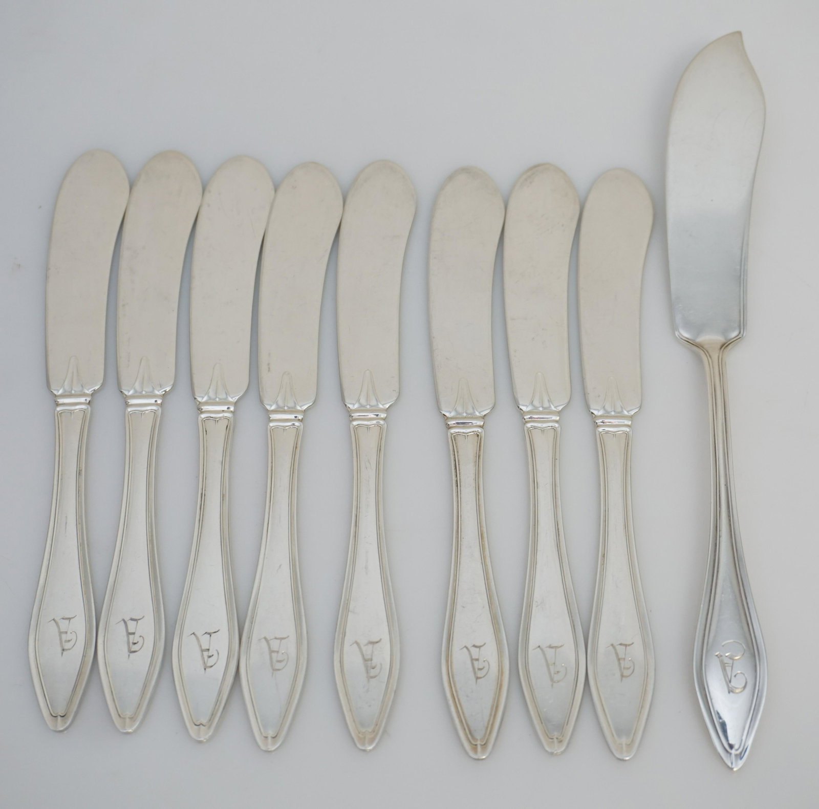 9 TOWLE STERLING 1912 MARY CHILTON BUTTER: 8 Towle Sterling Silver 1912 Mary Chilton Flat Handle Butter Spreaders 6" and 1 Flat Handle Master Butter Knife 7 1/4". All monogrammed A. Weight on all approximately 245 grams. PROVENANCE: A Private 