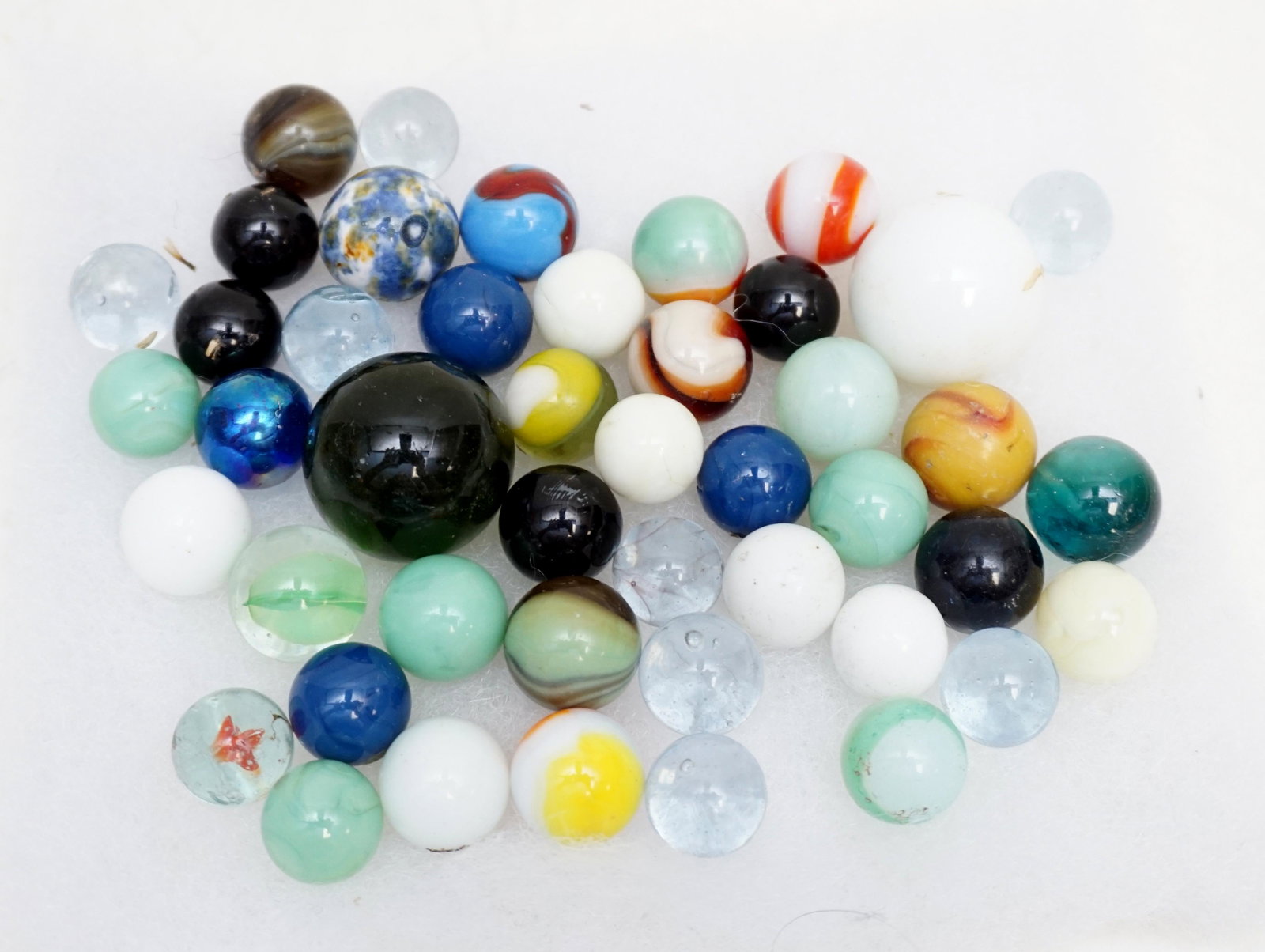 LOT 40 ANTIQUE MARBLES: Collectors Lot of 40 Vintage Marbles. Various Size. Weight on all 6.7 oz. PROVENANCE: A Private Charleston SC Estate