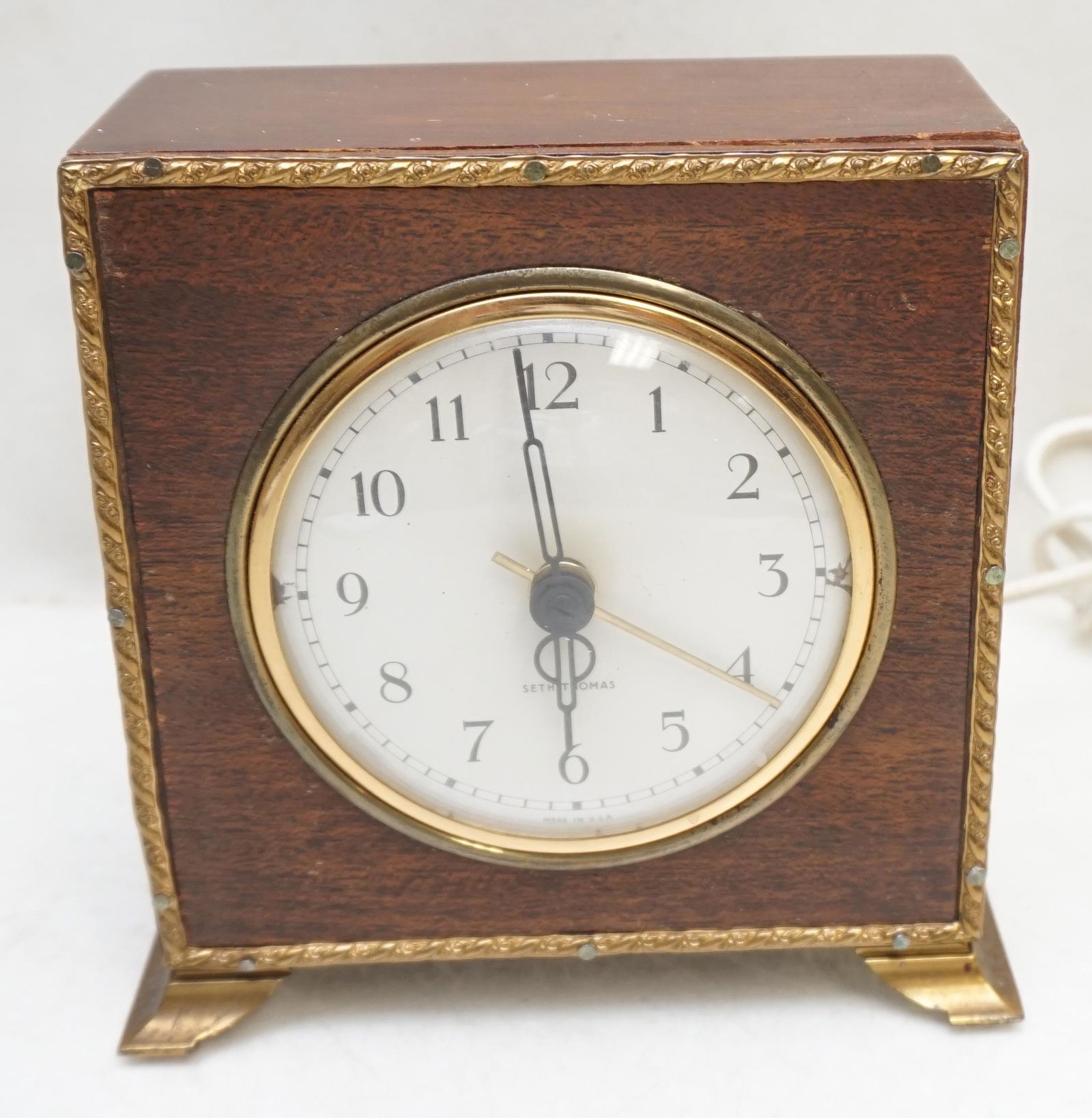 SETH THOMAS POISE DESK CLOCK: Vintage Seth Thomas Poise Electric Desk Clock. The clock was in working order at the time of listing. Measures 5"x2 1/2"x5 1/4". Weight 1 pd 12 oz. PROVENANCE: A Private Charleston SC Estate