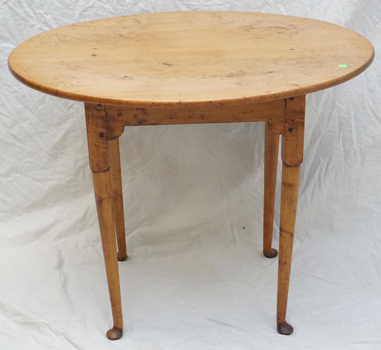 ANTIQUE AMERICAN 18TH C QUEEN ANNE OVAL TEA TABLE: A very fine Antique American 18th c. country Queen Anne Tea Table. Two board oval maple top with tapered legs on pad feet. 3rd quarter 18th century. Probably northeastern MA or NH. Original finish. Me