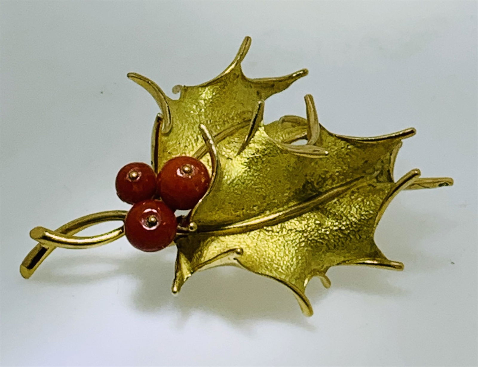 18KT GOLD CORAL LEAF DESIGN BROOCH (15.60 GRAMS) (1 of 5)