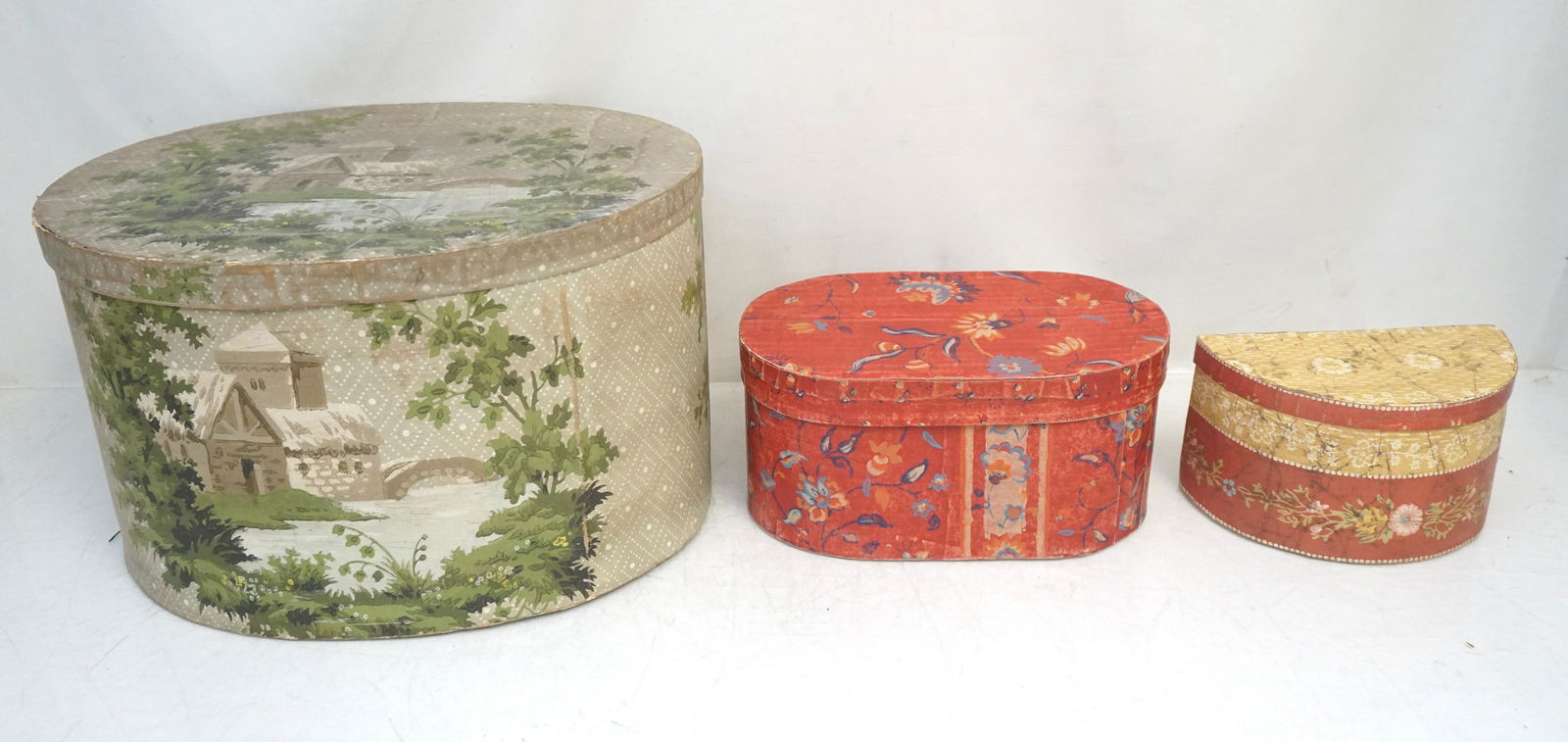 3 VINTAGE BERTA MONTGOMERY WALLPAPER BAND BOXES: 3 Vintage Wallpaper Band Boxes all made by Berta Montgomery of Attica, Ohio. Large measures 14 1/2"x11 1/2"x9". Medium 10"x6"x5". Smallest half box 7 1/4"x3 3/4"x4". Weight on all 1 pd 7 oz. PROVENANC