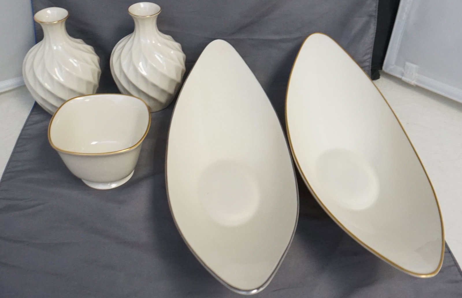 5 pc LENOX PORCELAIN CONSOLE BOWLS - VASES: Two Lenox Olympia Console Centerpiece Bowls One trimmed in Platinum, the other with Gold, each 15.5" Long (3478-X-436). Lenox "Special" Gold Rimmed Bowl 4 1/4"x4 1/4"x3". Two Matching Lenox Richmond S