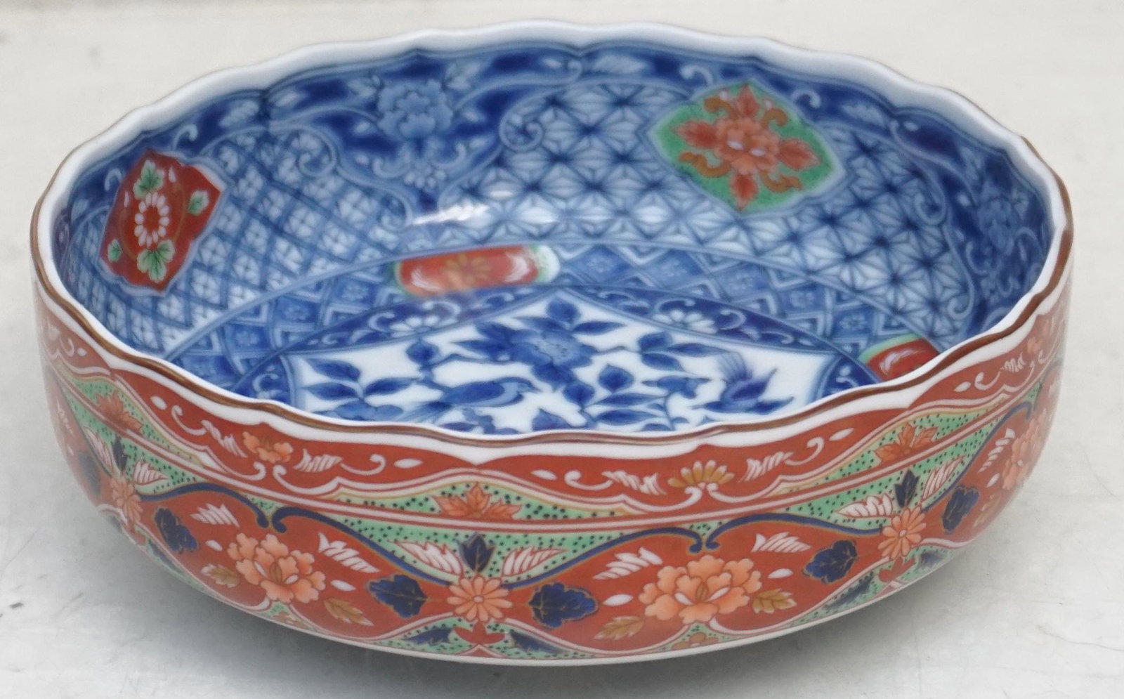 JAPANESE KOZAN GAMA IMARI BOWL: Japanese Kozan Gama Imari Bowl. Mino pottery, made in Mino area in Gifu prefecture, Japan. With mark on base for Kozan Gama, meaning the Kozan kiln. Measures 6 1/2"x6 1/2"x2". Weight 15 oz. PROVENANCE