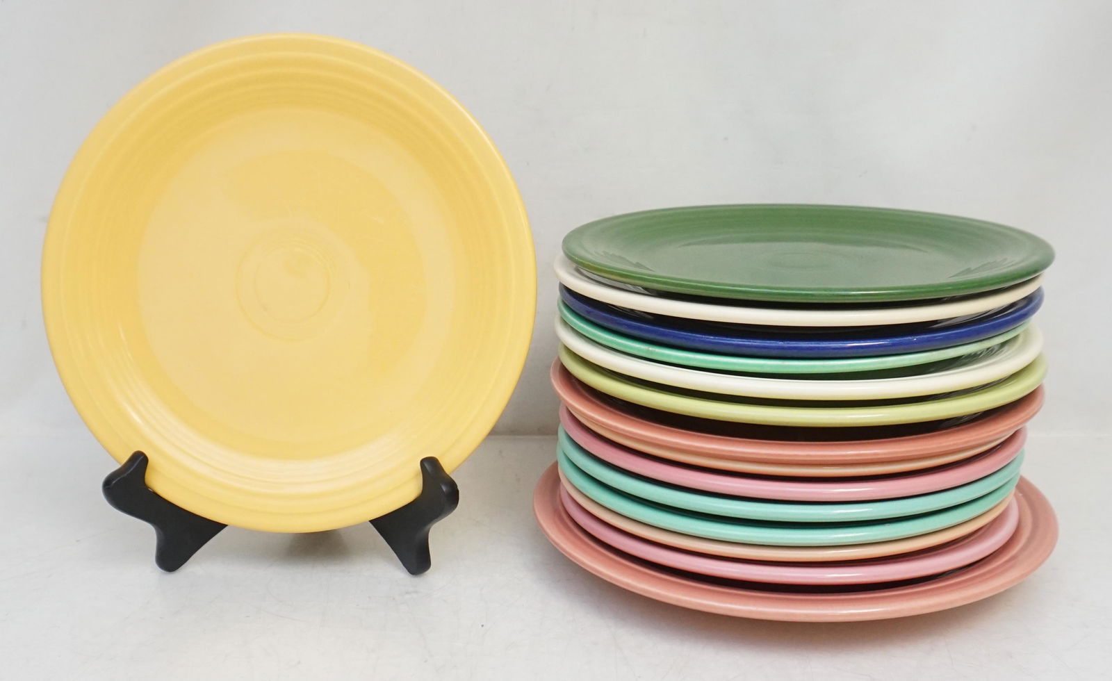 15 HOMER LAUGHLIN FIESTAWARE PLATES: 15 Vintage Homer Laughlin Fiestaware Plates. Six are Post 1986 and 9 are Older Vintage Fiestaware. 6 post 1986 measures 9". 8 Older plates 9 1/2" and 1 at 10 1/4". Weight on all 21 pds 3 oz. . * NO IN