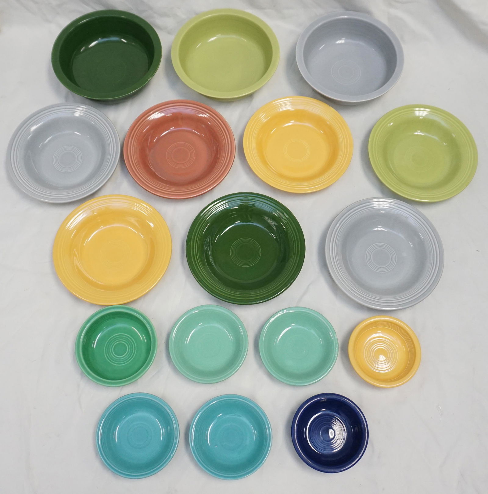 17 HOMER LAUGHLIN FIESTAWARE BOWLS: 17 Vintage Homer Laughlin Fiestaware Bowls - Various sizes. Four are Post 1986 and 13 are Older Vintage Fiestaware. 4 post 1986 measures 5 1/4" . Larger Bowls 8 1/2". Weight on all 16 pds 8 oz.. * NO