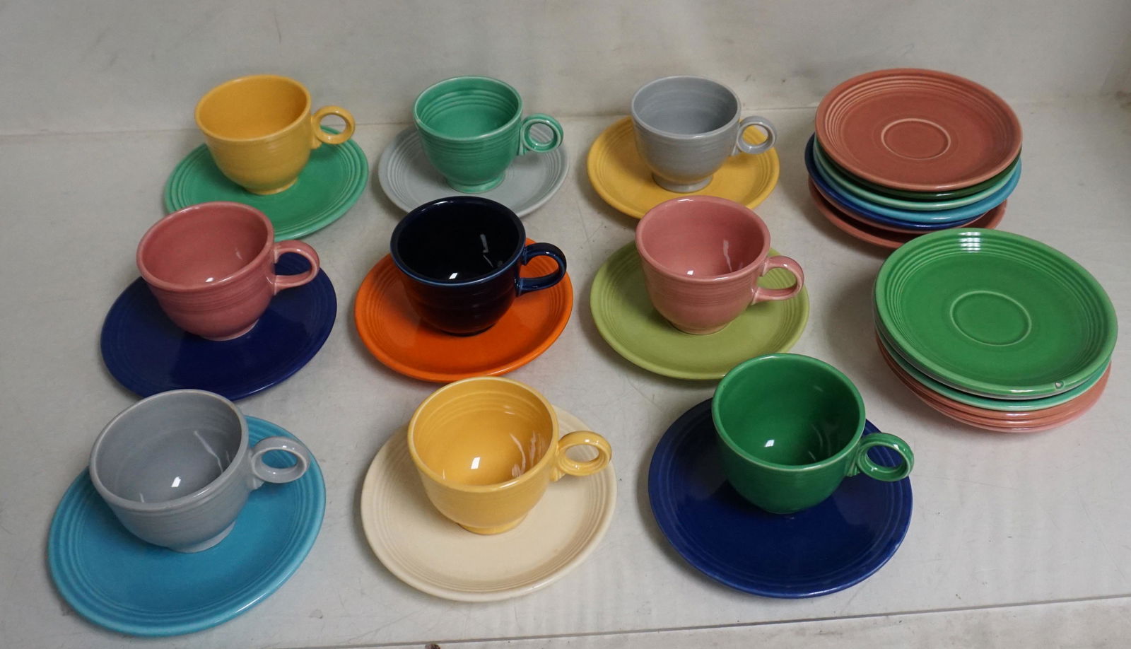 31 pc HOMER LAUGHLIN FIESTAWARE: 31 Vintage Homer Laughlin Fiestaware. All except 2 Saucers are Older Vintage Fiestaware. 9 Cups 2 3/4", 17 Saucers 6", 5 Bread and Butter Plates 6 1/4". Weight on all 17 pds . * NO IN HOUSE SHIPPING.