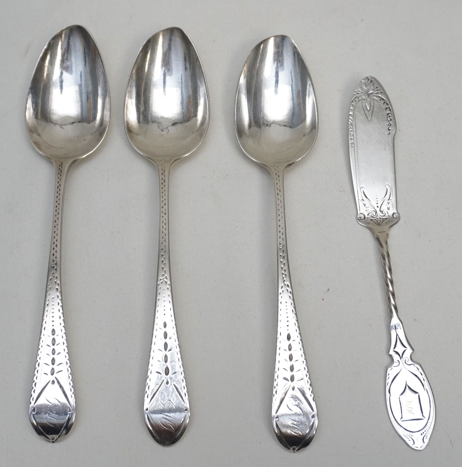 4 PC COIN SILVER SERVING SPOONS & MASTER BUTTER (1 of 6)
