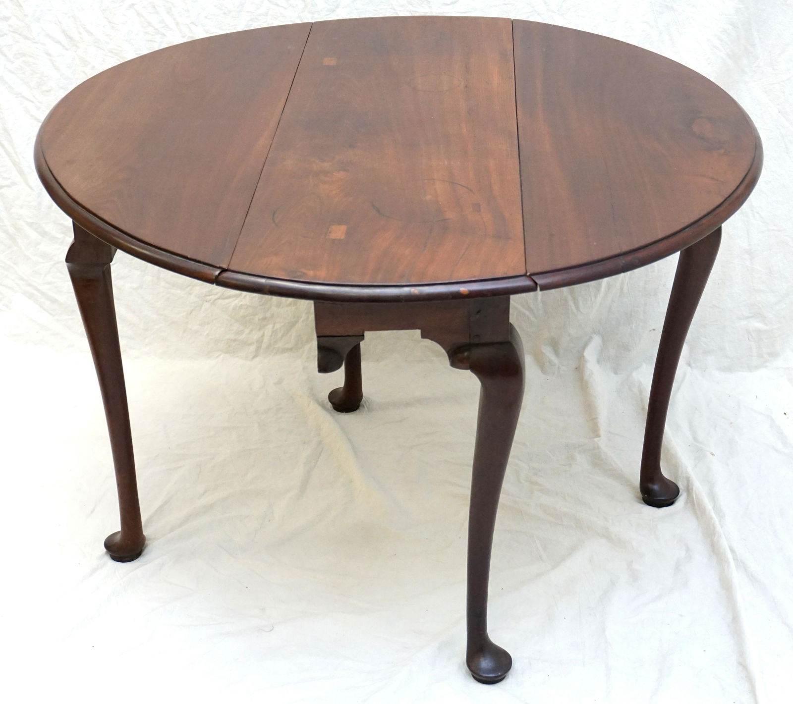 GEORGIAN CIRCULAR DROP LEAF GATE-LEG TABLE (1 of 9)