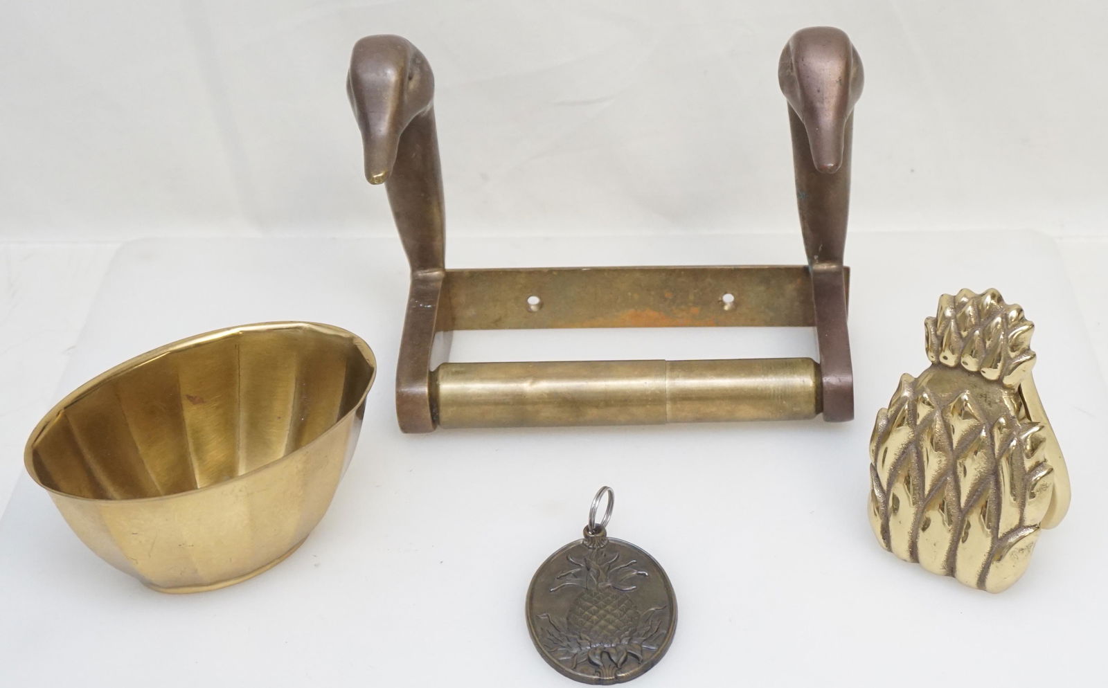 GROUPING VINTAGE BRASS ITEMS (1 of 6)