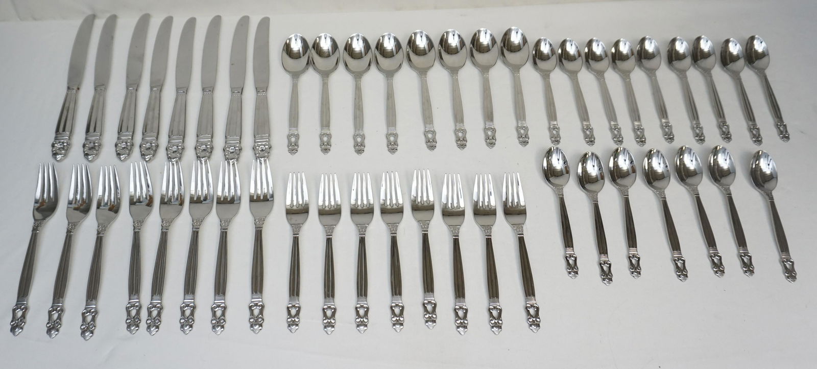 SERVICE FOR 8 TOWLE STOCKHOLM STAINLESS STEEL + (1 of 6)