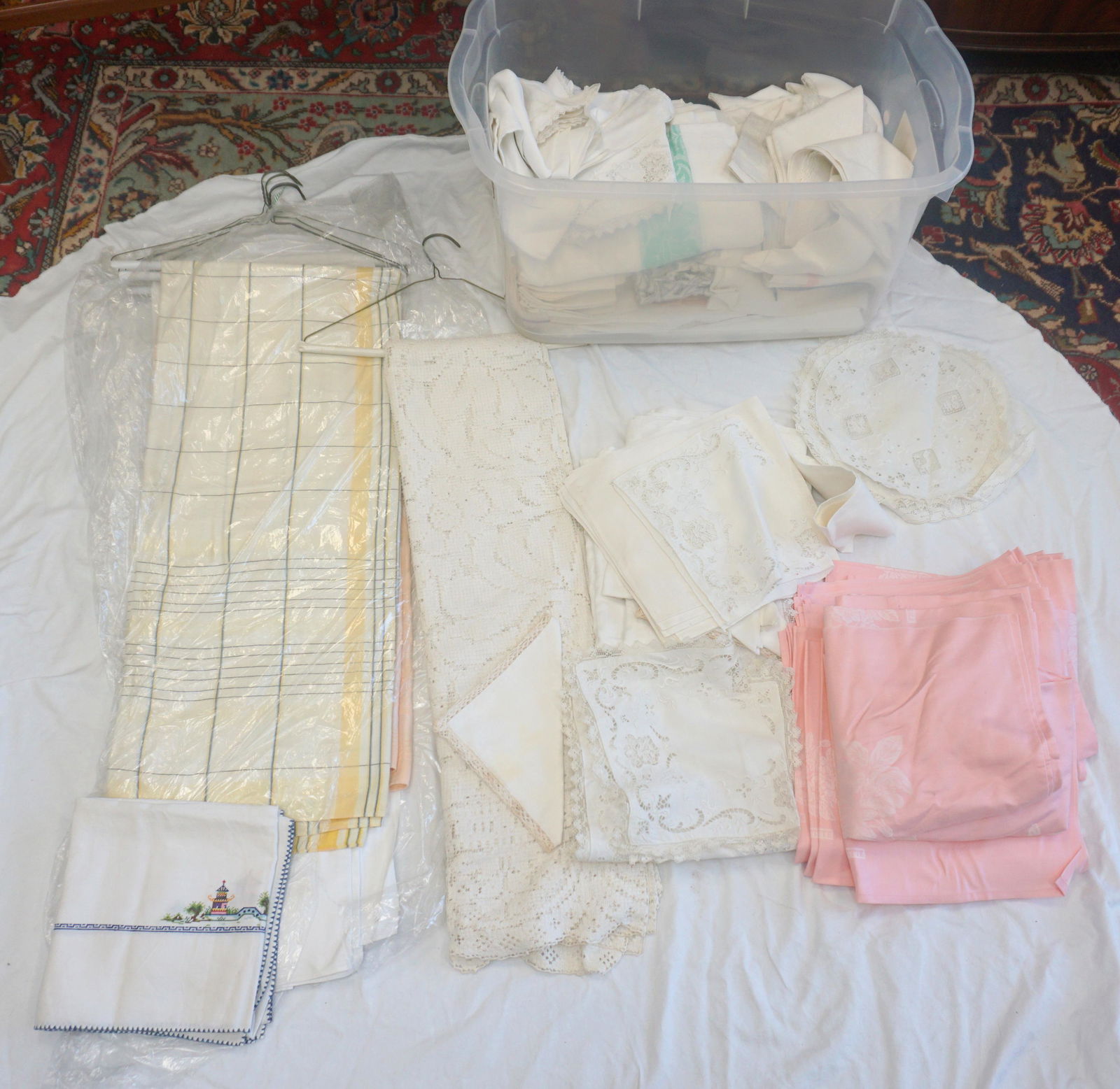 LARGE GROUPING ELEGANT ANTIQUE / VINTAGE TABLE LINENS (1 of 8)