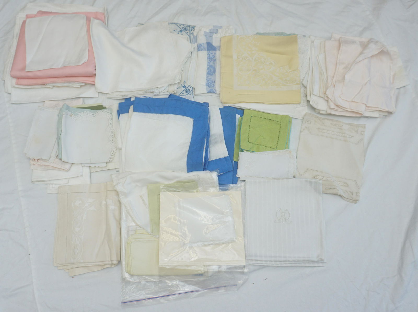 LARGE GROUPING ELEGANT ANTIQUE / VINTAGE TABLE LINENS (1 of 6)