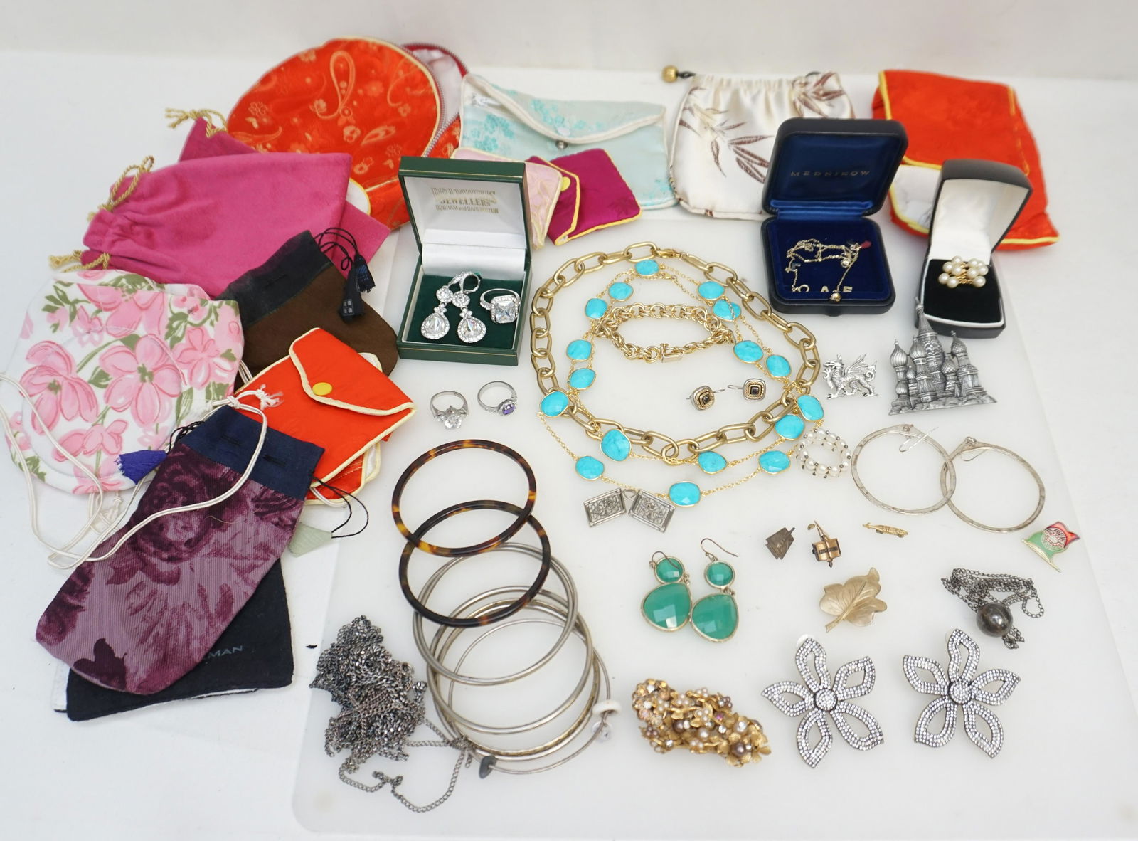 LARGE GROUPING COSTUME JEWELRY (1 of 7)