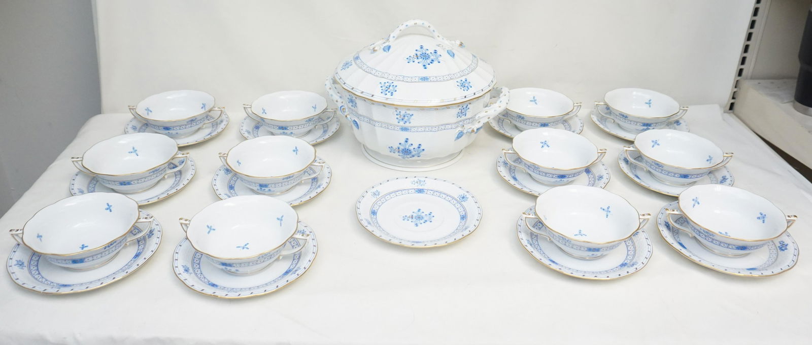HEREND BLUE GARDEN LARGE TUREEN + CREAM SOUPS (1 of 7)