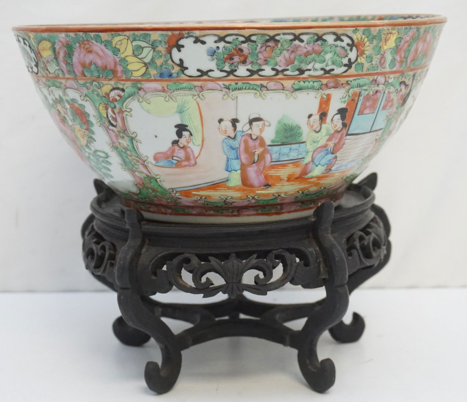 ROSE MEDALLION PUNCH BOWL ON STAND (1 of 8)