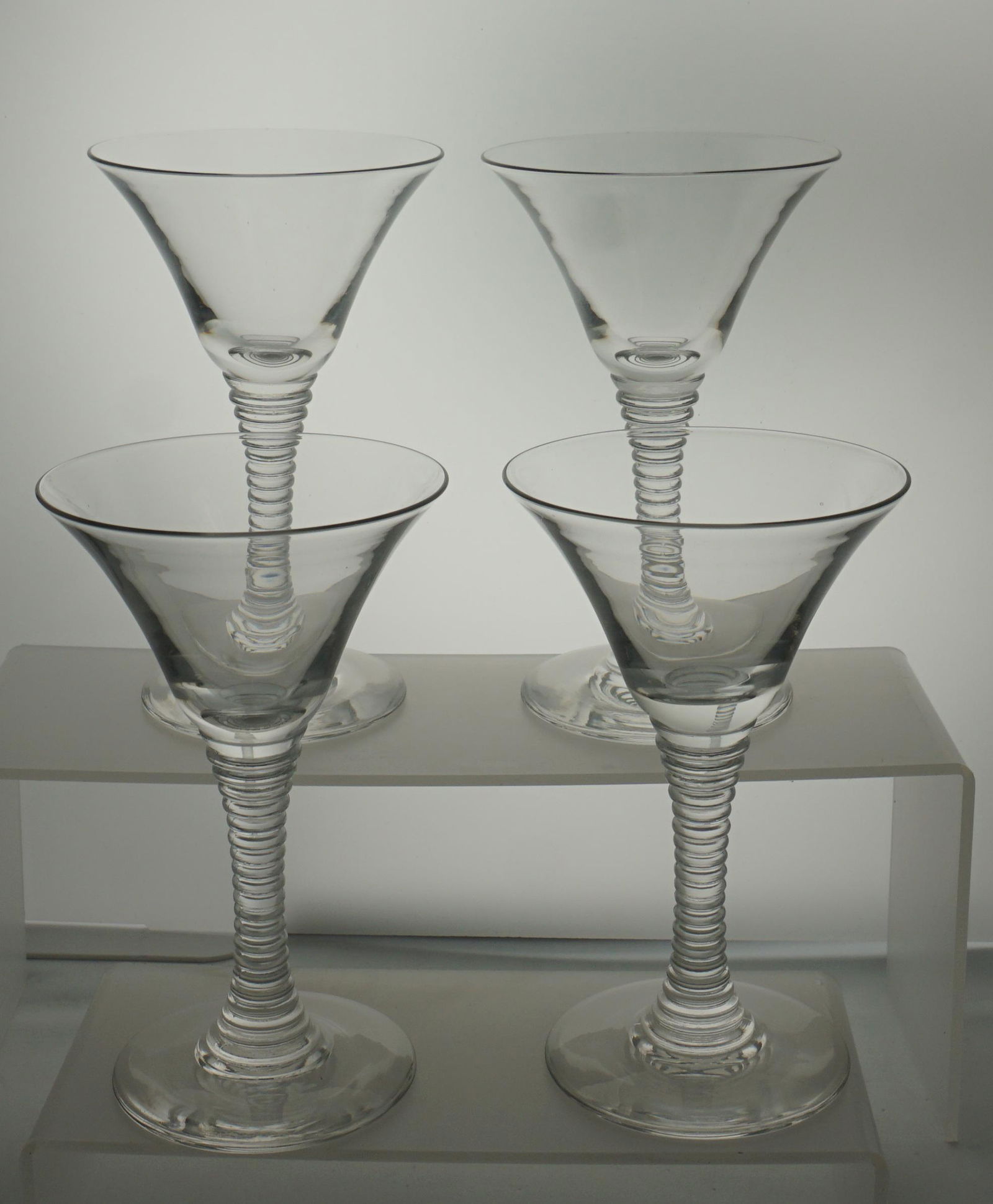 4 VINTAGE ART DECO MARTINI GLASSES (1 of 4)