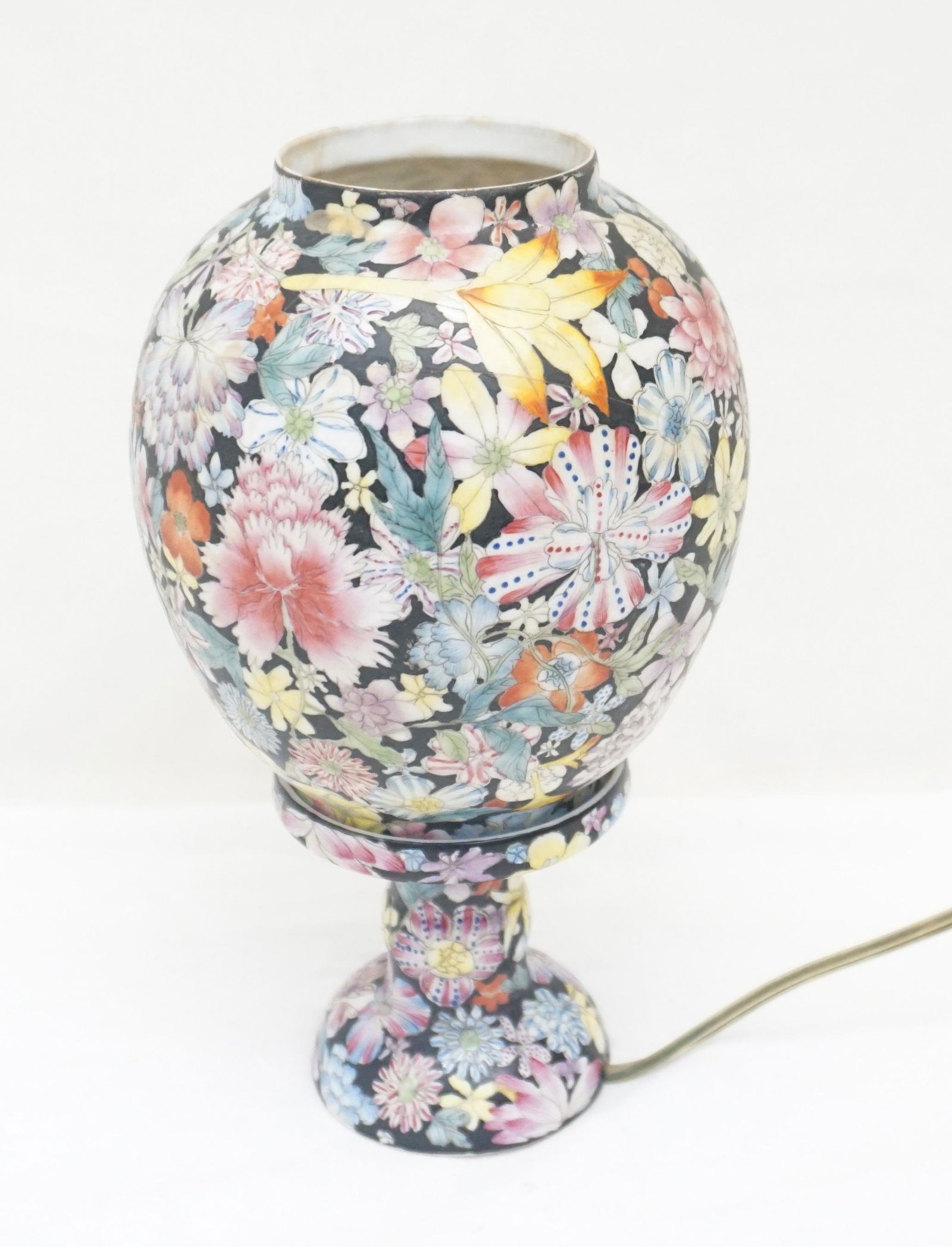 CHINESE PORCELAIN FAMILLE NOIRE BRIDAL LIGHT (1 of 6)