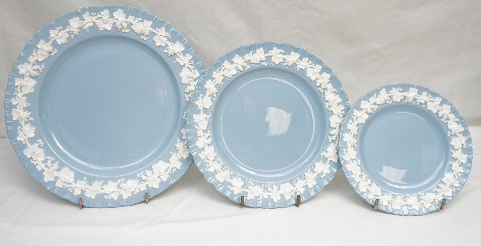 31 pc WEDGWOOD BLUE QUEENSWARE CHINA (1 of 7)