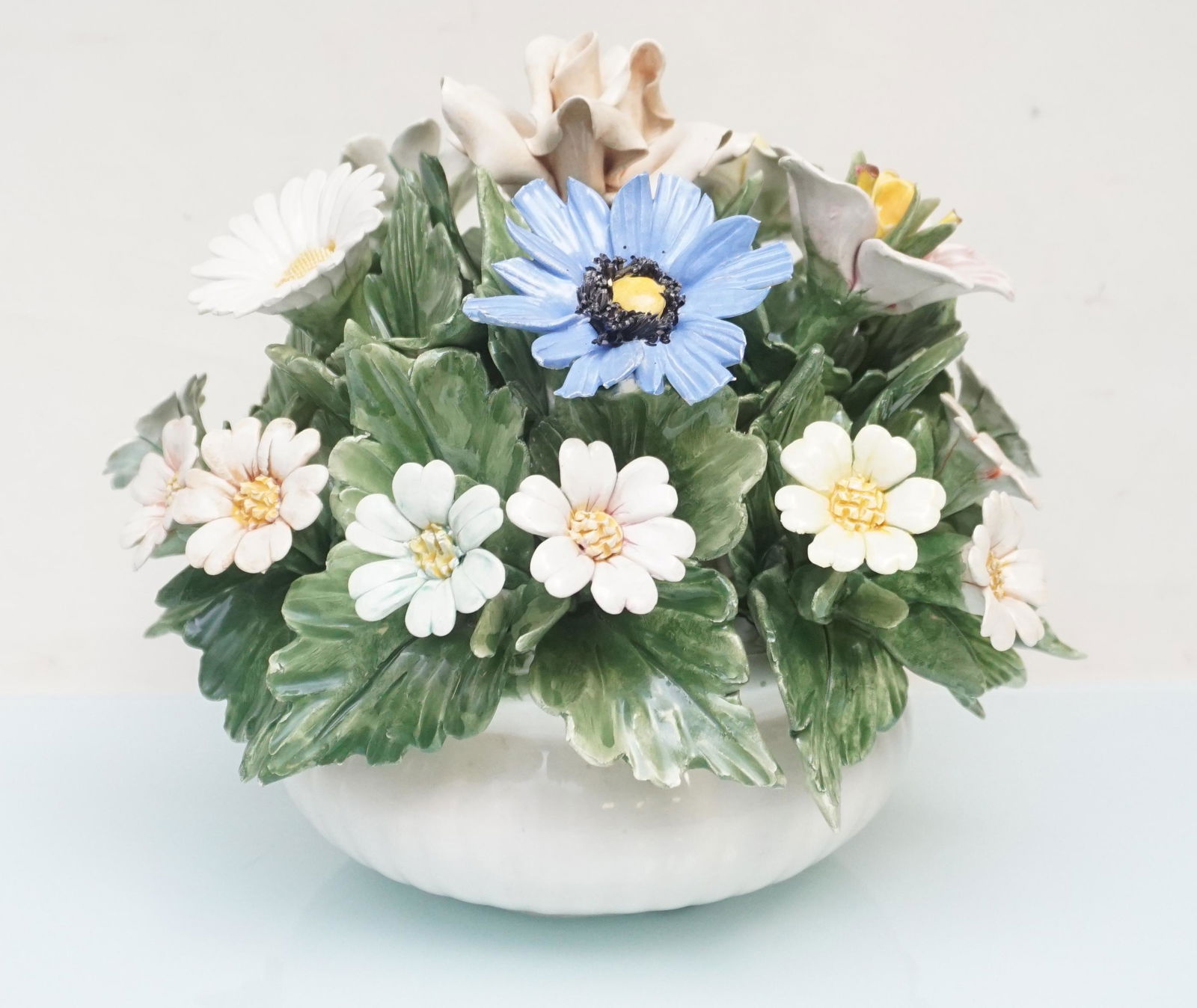 LARGE CAPODIMONTE FLOWER BOWL (1 of 8)