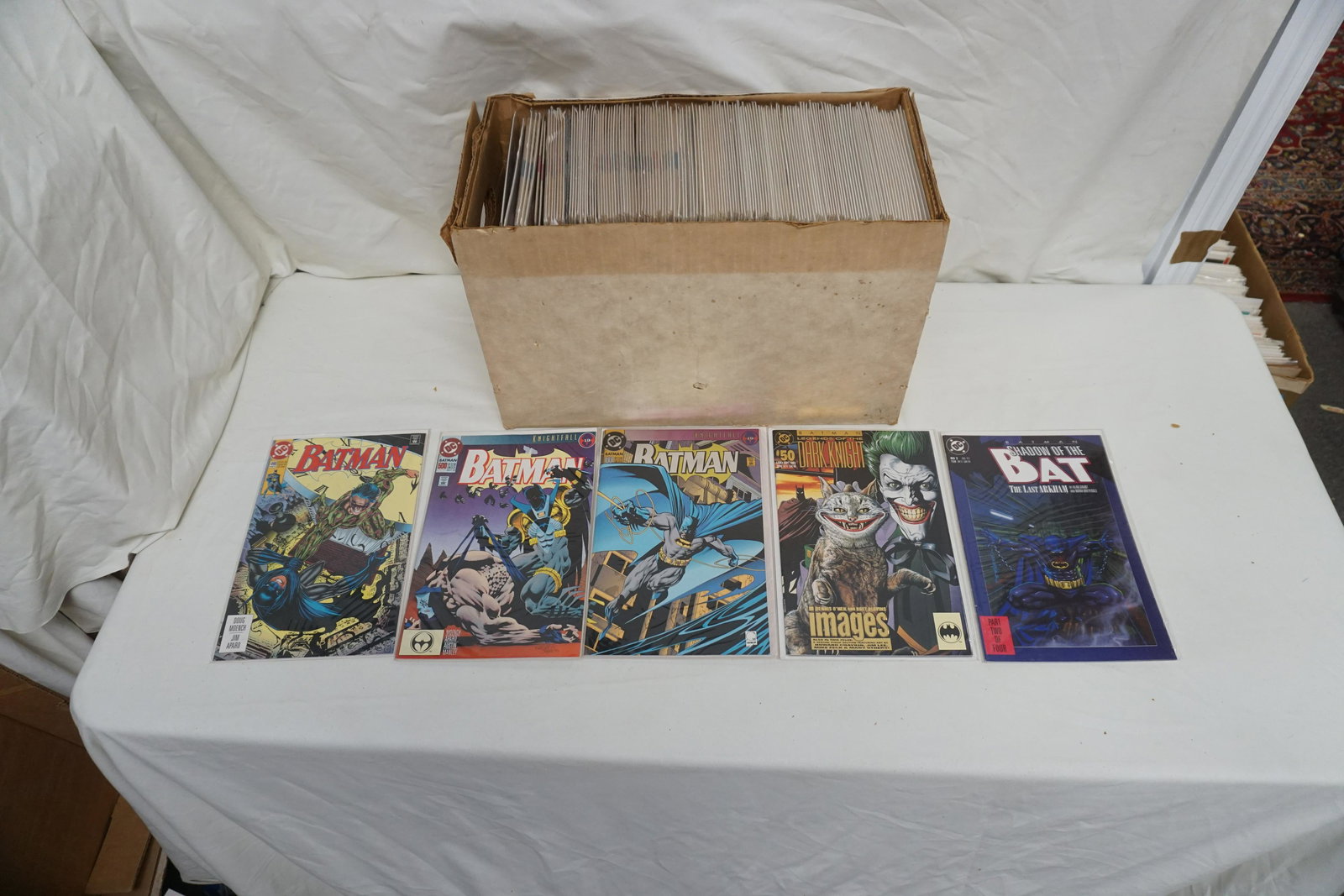 LARGE LOT OF DC BATMAN COMICS (1 of 5)