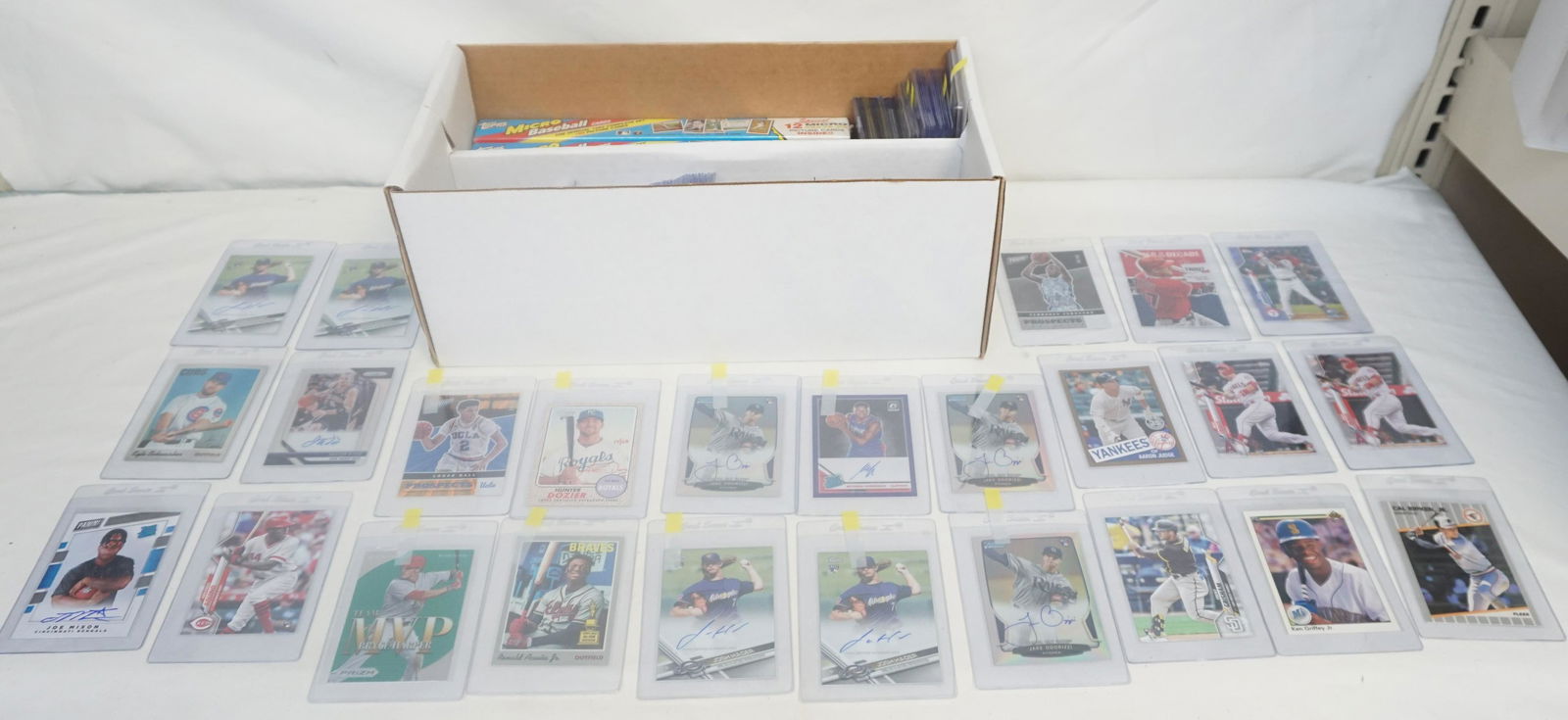 LARGE GROUP BASEBALL,BASKETBALL, FOOTBALL CARDS: Large grouping of Vintage Sports Cards. To include Vintage Basketball - Micheal Jordan, other 1990 Fleer All Star HOF players, David Robinson 1989 Hoops Rookies. Vintage Baseball - Bo Jackson RC, chip