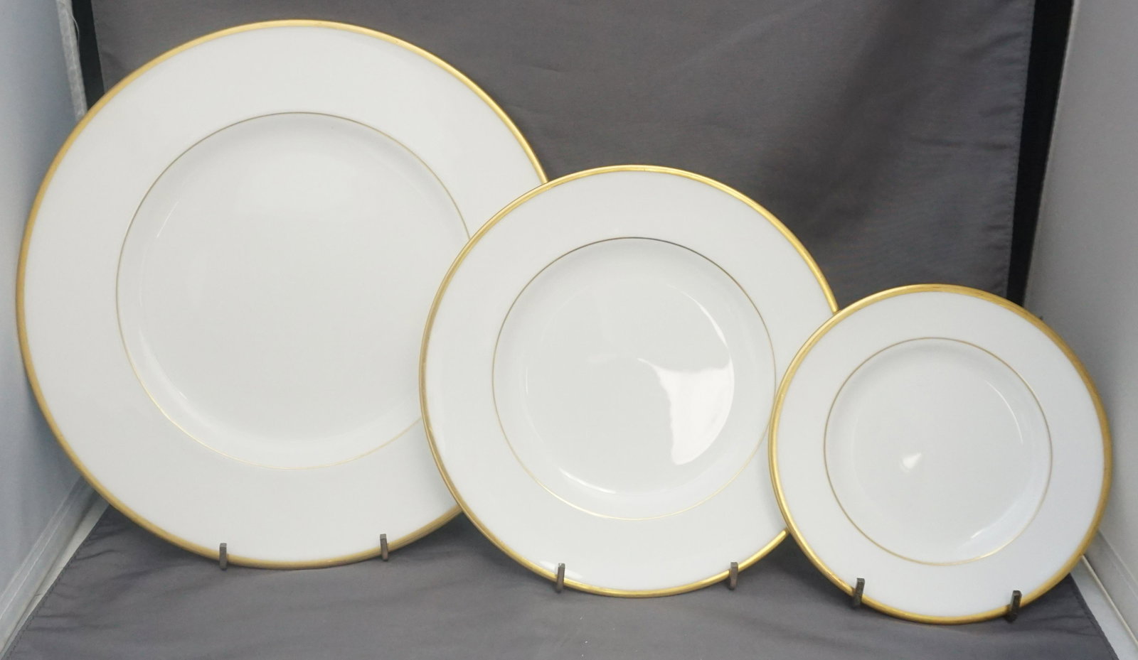 38 pc WEDGWOOD CALIFORNIA DINNER SERVICE: 38 Piece Wedgwood California Dinner Service. Elegant, Classic Bone China, White, Gold Verge, Gold Trim. Very good condition. 1- 13 Dinner Plates, 5 with Inner Gilt Line and 8 without 10 3/4 ". 2- 13 S
