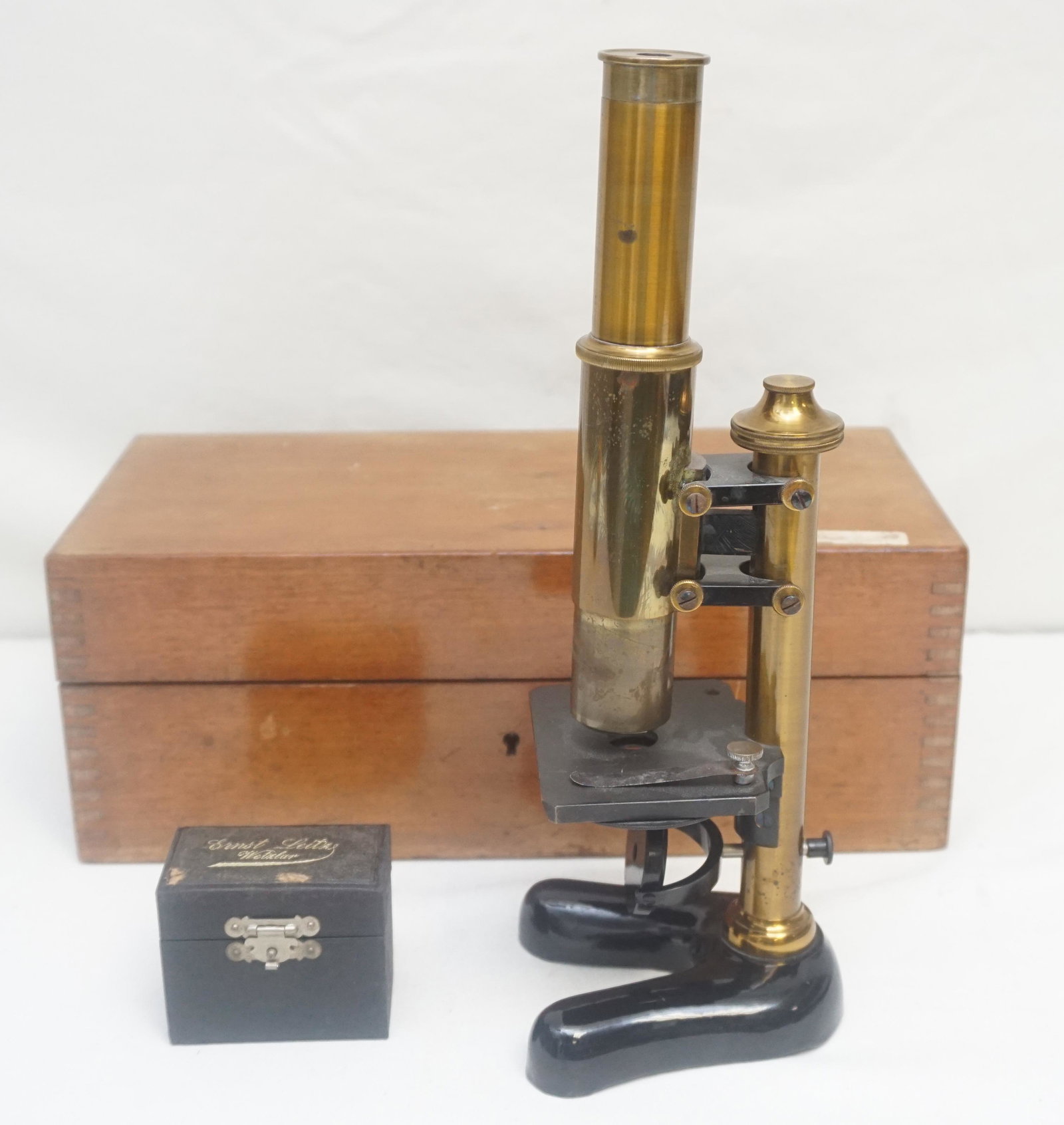 ERNST LEITZ WEXLAR 1902 MICROSCOPE IN CASE: Antique Ernst Leitz Wexlar c. 1902 Microscope in the Original Case. In case measures 6"x12"x4 1/2". Weight 6 pds. 4 oz. NO IN HOUSE SHIPPING. PROVENANCE: A Private Charleston SC Estate.***Pickup only 
