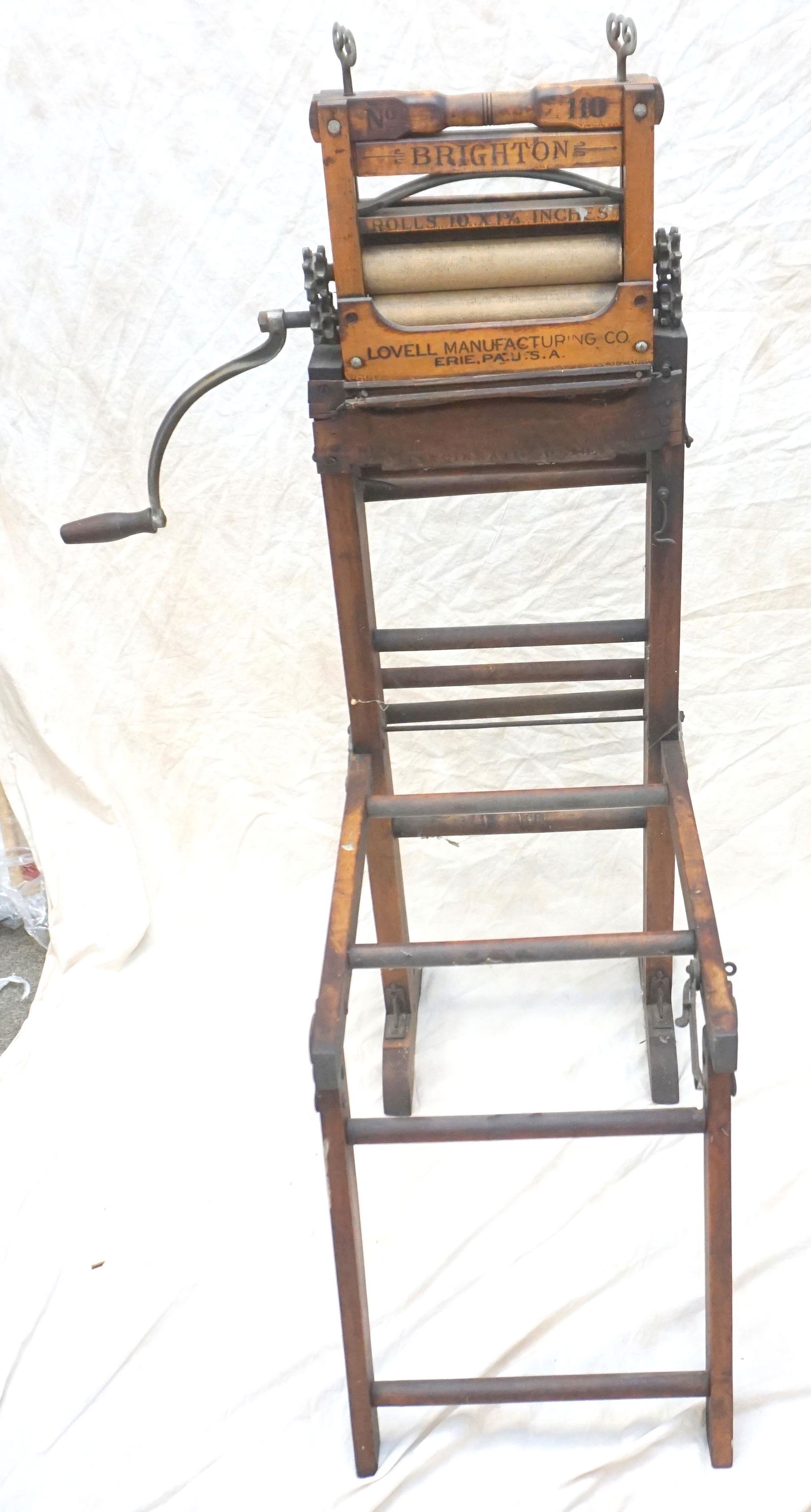 ANTIQUE LOVELL MFG, CO. BRIGHTON NO 110 HAND CRANK: Antique Lovell Mfg. Co. Brighton No. 110 Hand Crank Ringer Washer. Measures 16"x12"x49" **Pickup only or Shipping on this item offered through Throwers Trasport 803-579-6982, Outward Bound 413-854-367