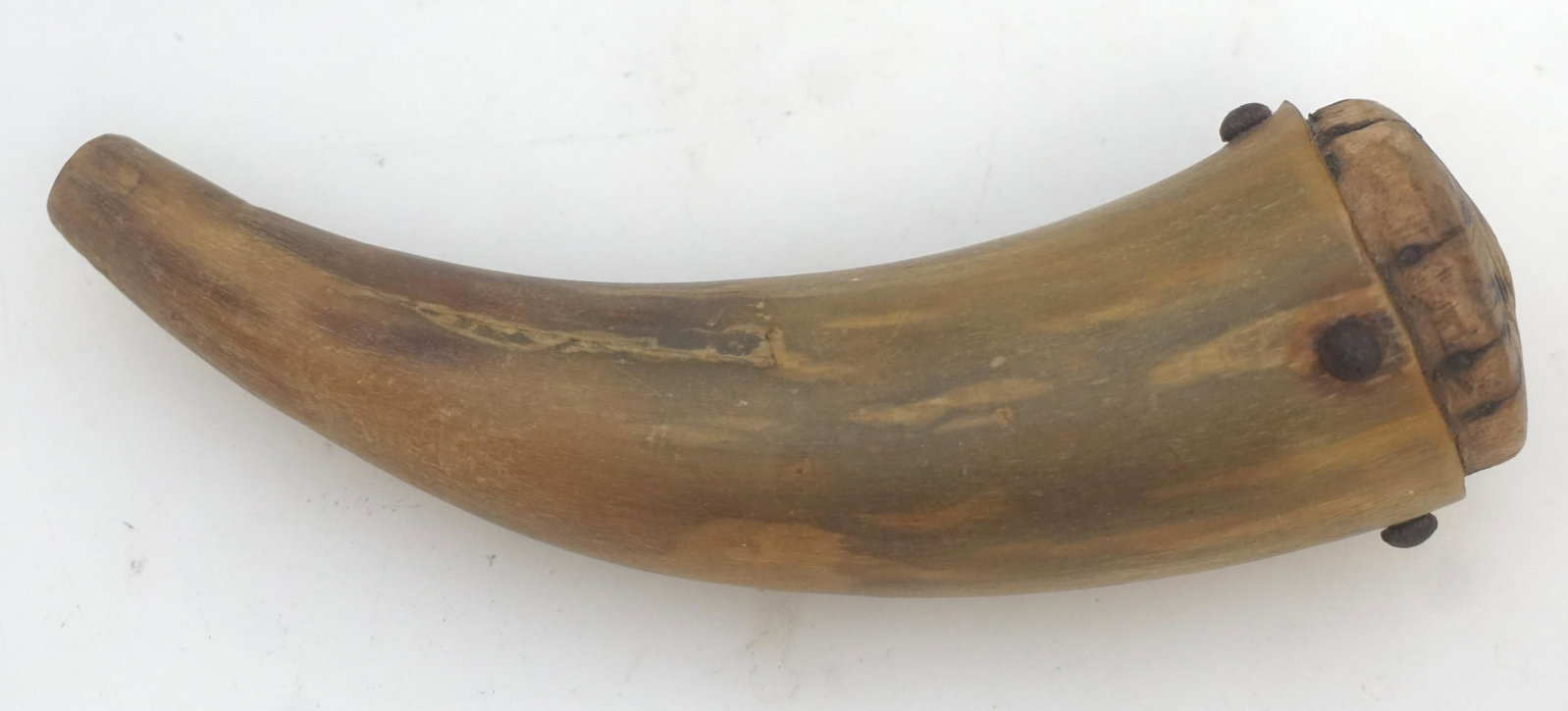 MID 19th C AMERICAN POWDER HORN: Antique American Mid 19th c. Powder Horn. In original condition. Cow Horn body with natural curve and its original nail fastened round wood base / plug. Length 6 1/2". Weight oz. PROVENANCE: A Private