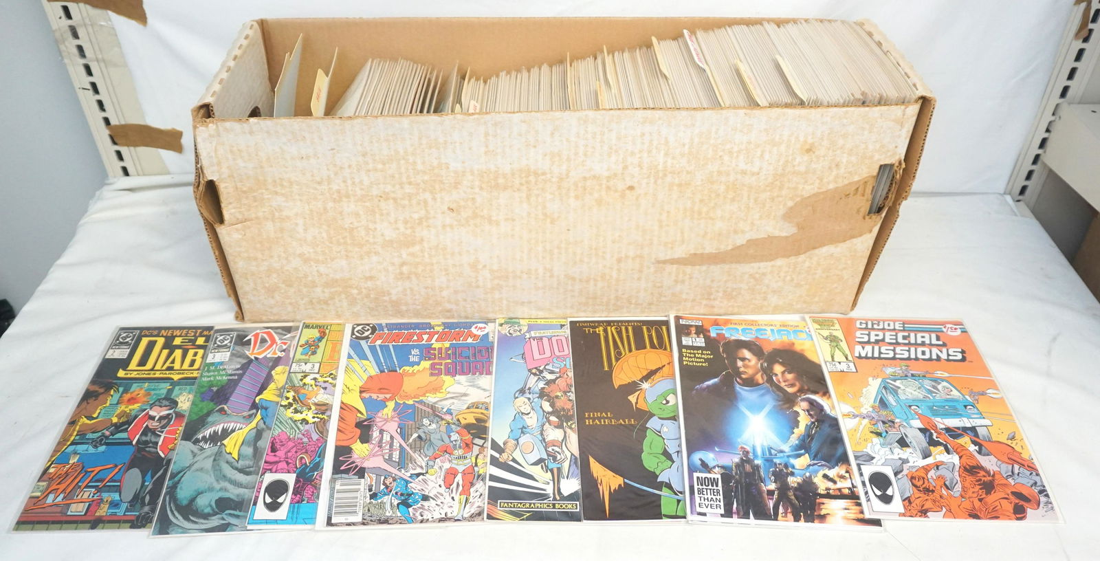 LARGE LOT OF VINTAGE COMIC BOOKS (1 of 10)