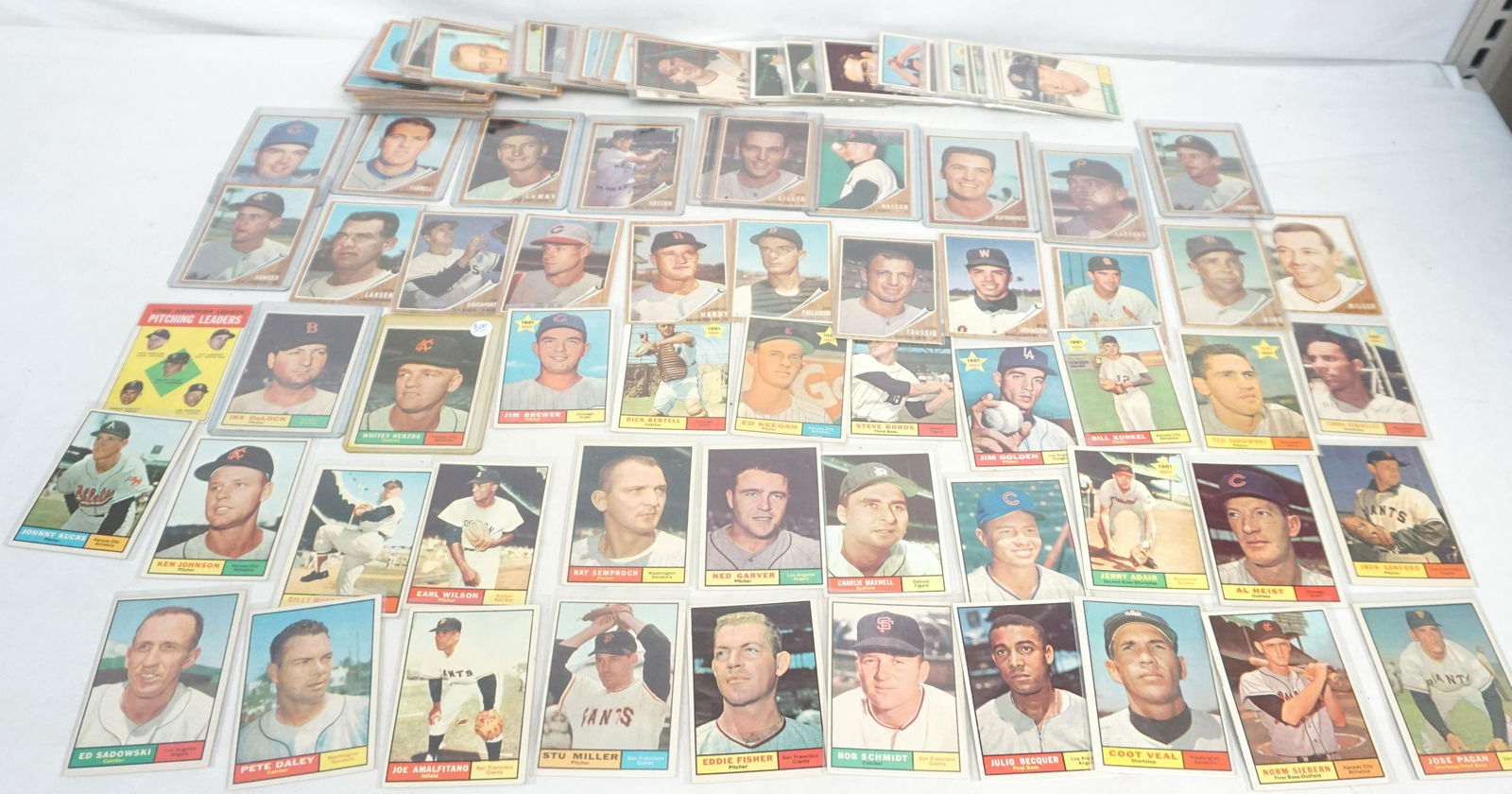 LARGE LOT OF 1961 AND 1962 BASEBALL TRADING CARDS (1 of 10)
