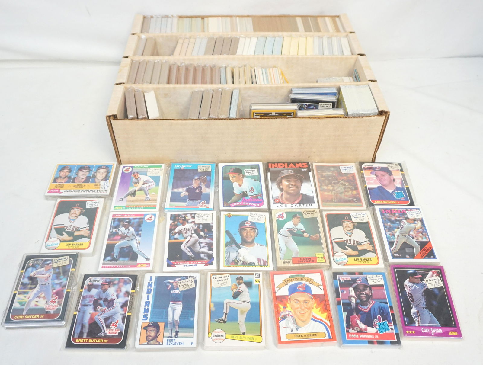 LARGE LOT OF INDIANS BASEBALL CARDS (1 of 7)