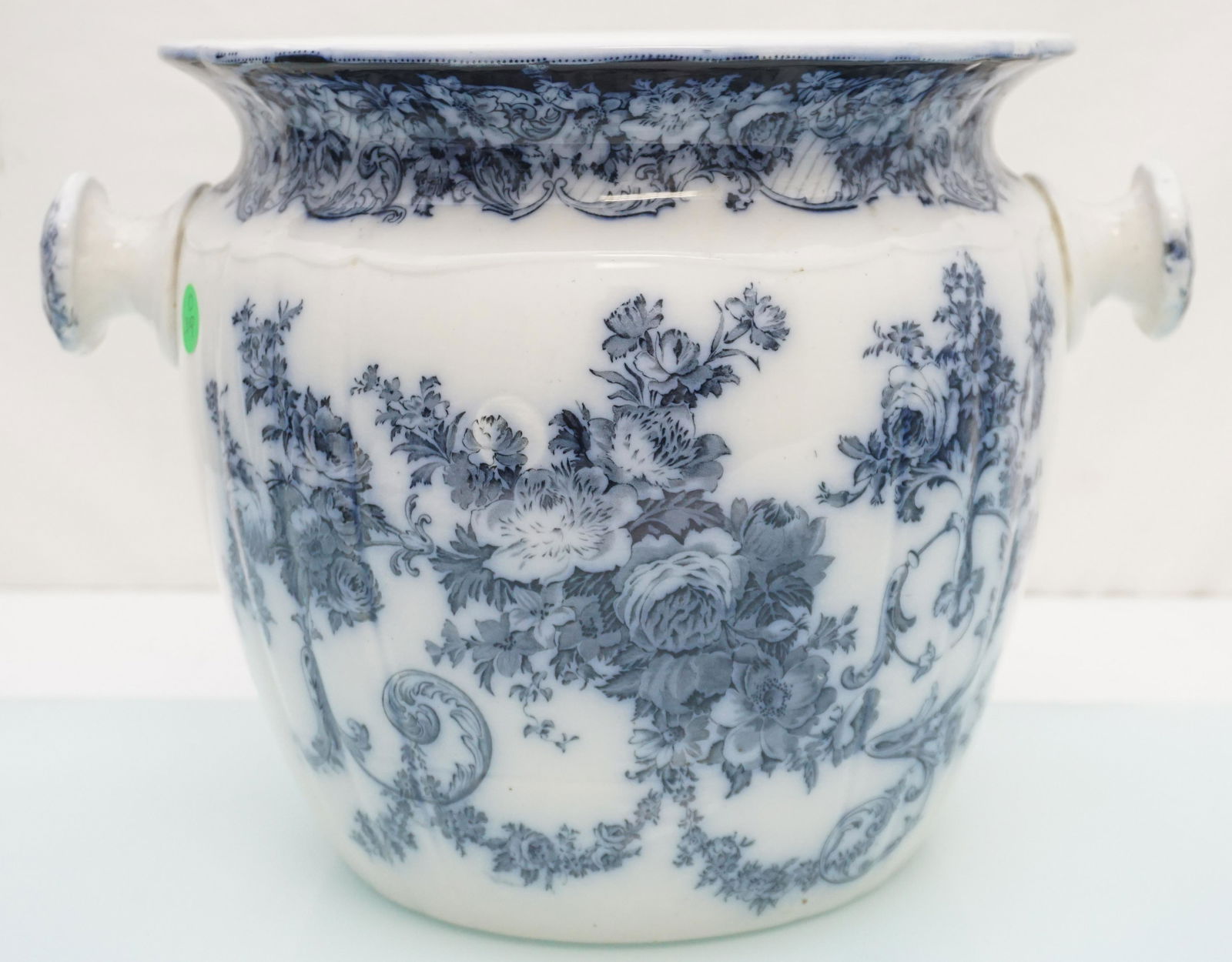 LARGE FLOW BLUE CHAMBER POT (1 of 9)