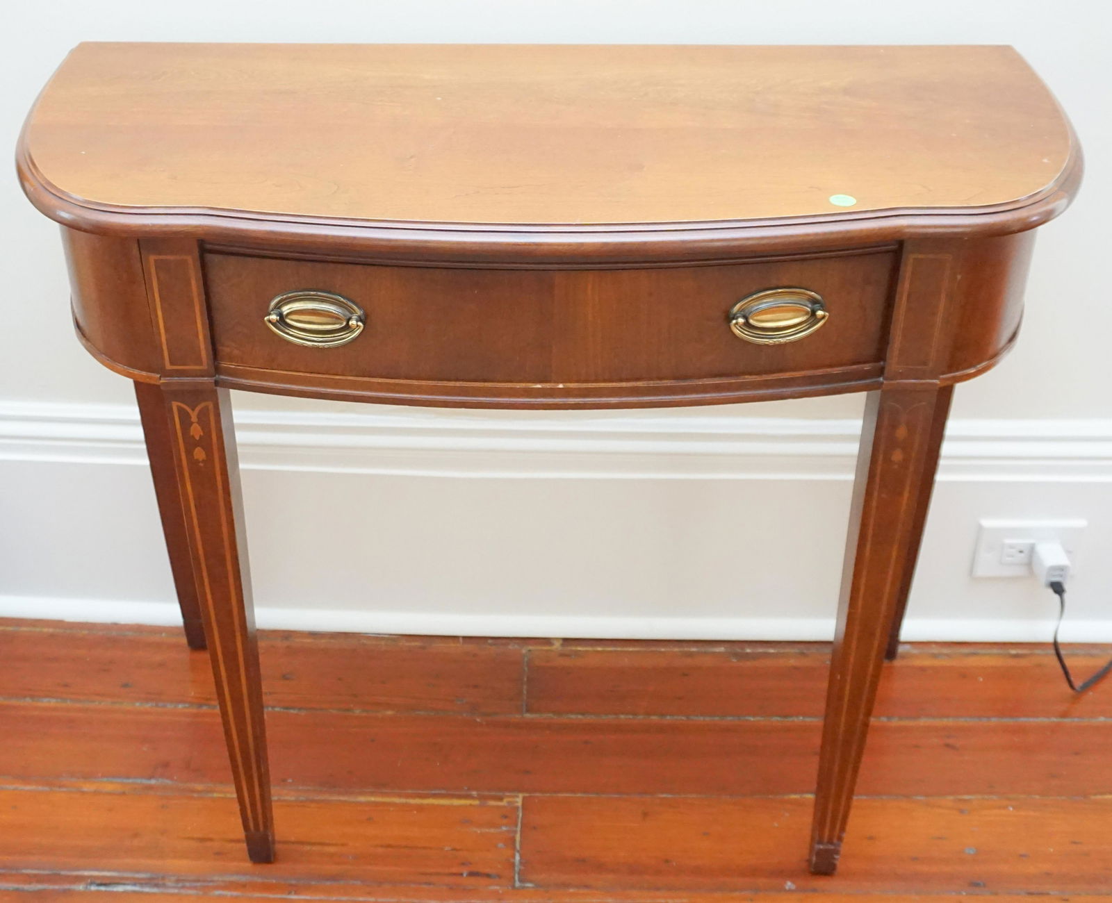 BROYHILL HEPPLEWHITE STYLE CONSOLE TABLE (1 of 7)