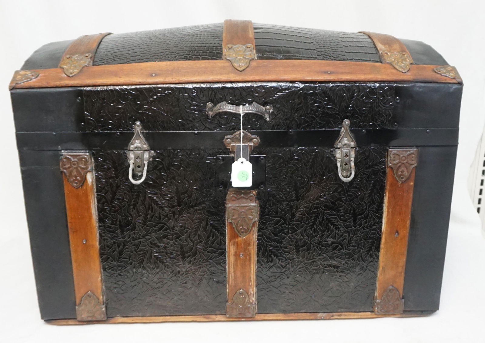 ANTIQUE TRAVEL TRUNK  ALLIGATOR EMBOSSED (1 of 10)