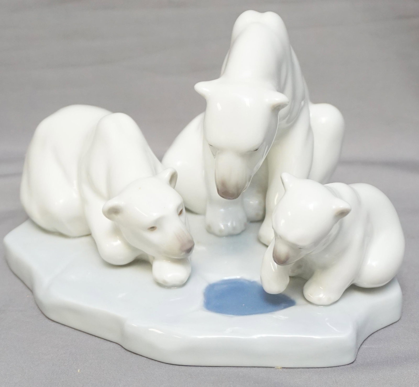 LLADRO BEARLY LOVE #1443: Lladro Bearly Love #1443 Polar Bear Family in the Original Box. Designed by Juan Huerta in 1983. Figurine H:3.5" x W:6.5". Weight in box 1 pd 8 oz. PROVENANCE: A Private Charleston SC Estate.