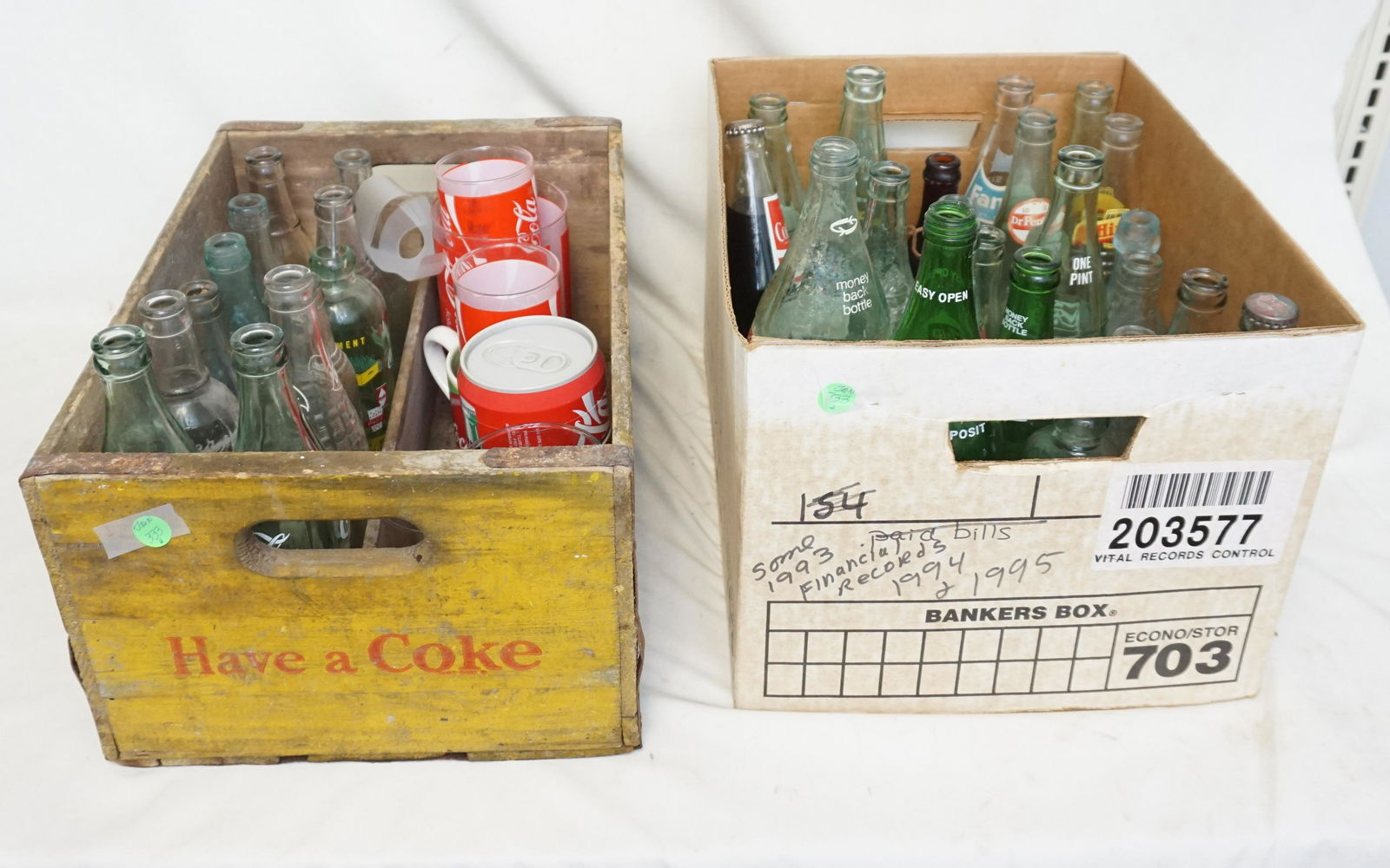 LARGE GROUP COLLECTIBLE COCA COLA CRATE & BOTTLES (1 of 9)