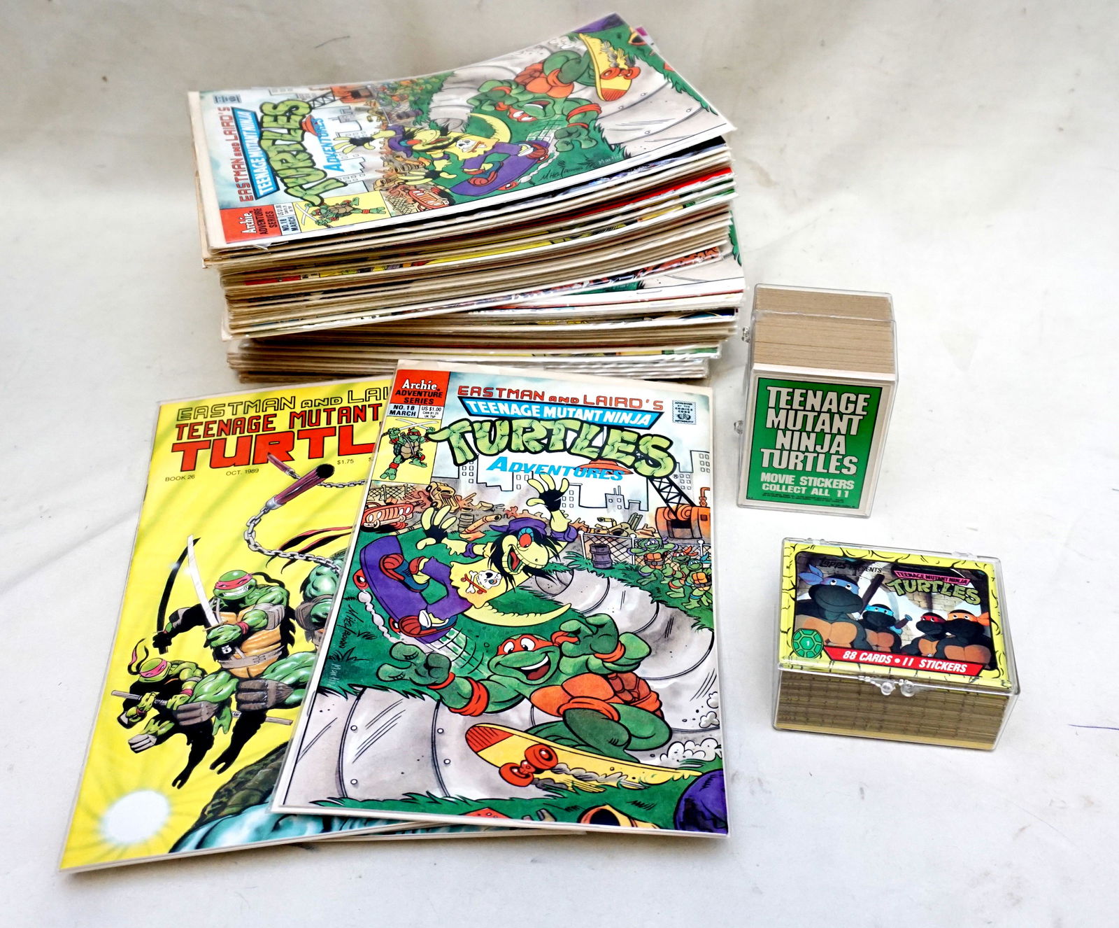 TEENAGE MUTANT NINJA TURTLES COMICS & CARDS (1 of 8)