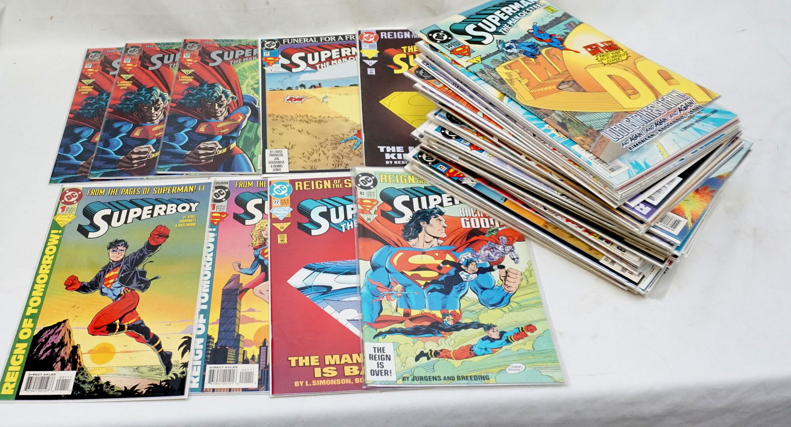 LARGE LOT OF SUPERMAN COMICS (1 of 7)
