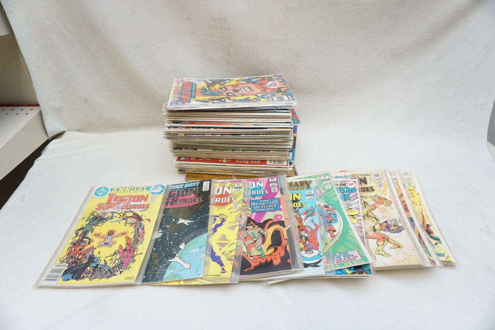 LARGE LOT OF MARVEL & DC COMICS (1 of 8)