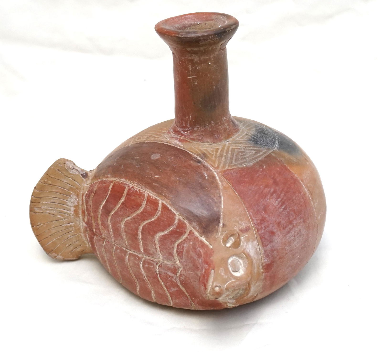 COLUMBIAN POTTERY BEAVER EFFIGY VASE (1 of 6)