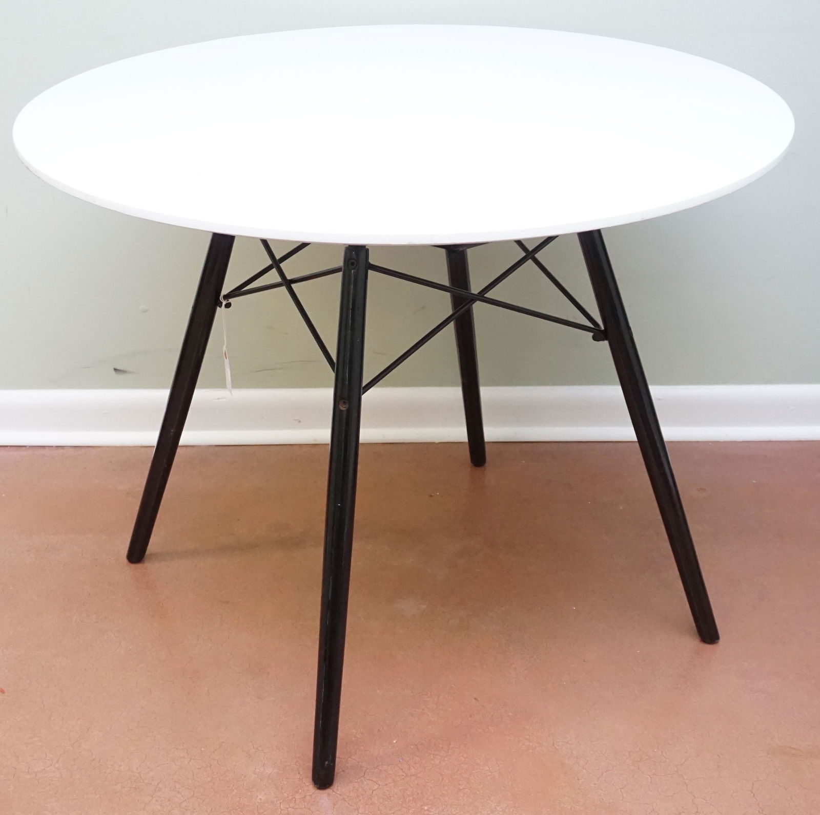 CONTEMPORARY WHITE ROUND TABLE (1 of 4)