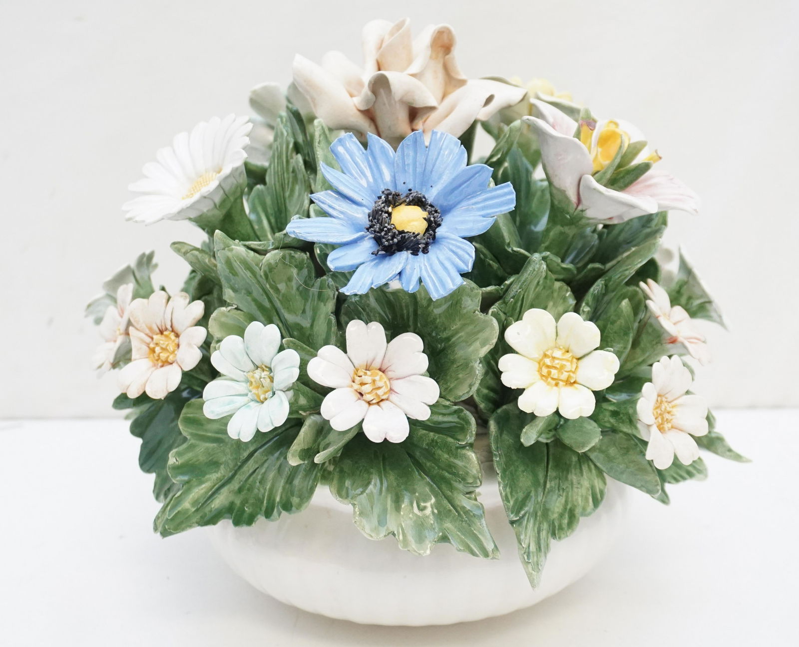 LARGE CAPODIMONTE FLOWER BOWL (1 of 7)