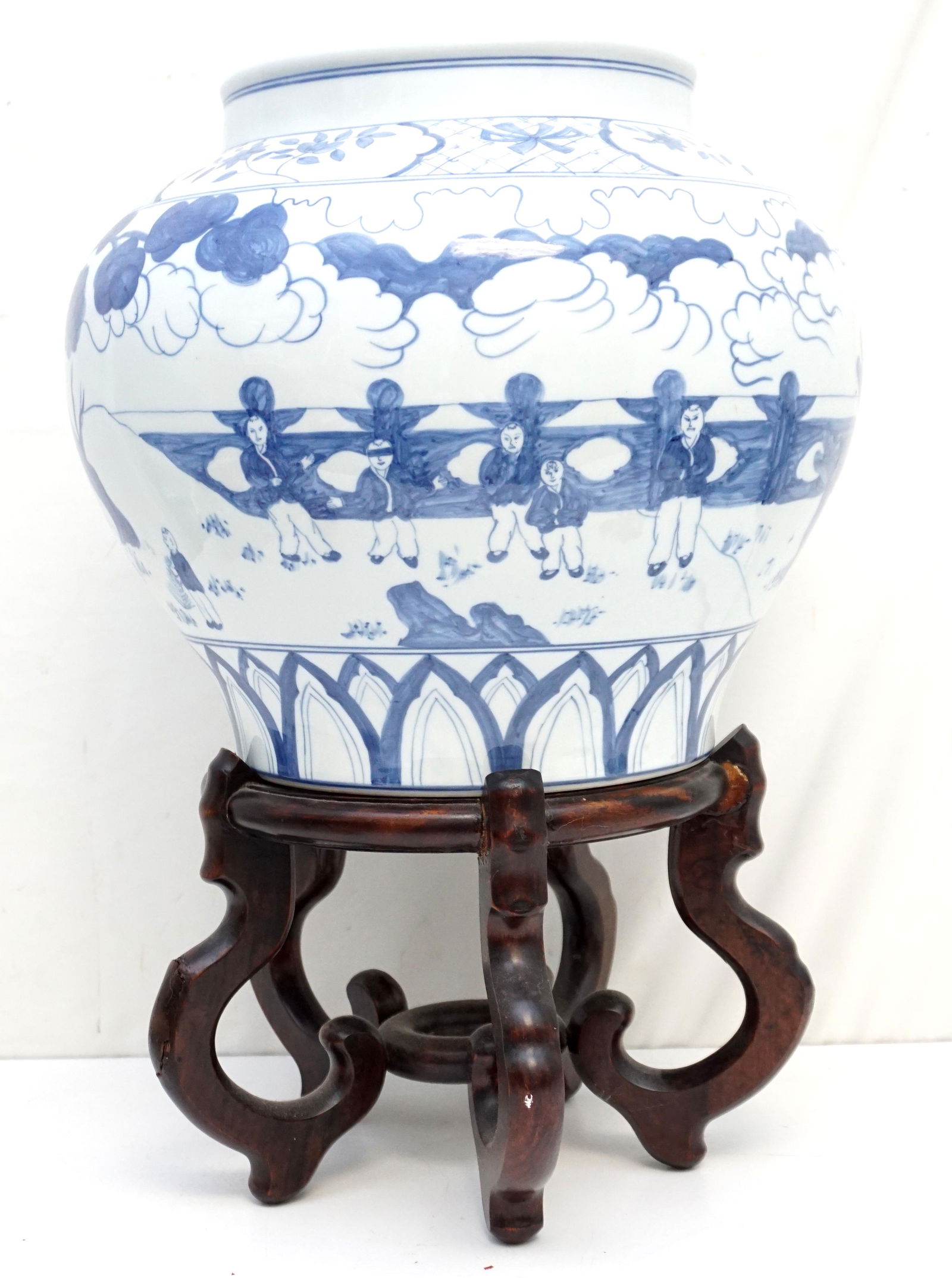 LARGE BLUE & WHITE CHINESE POT ON STAND (1 of 10)